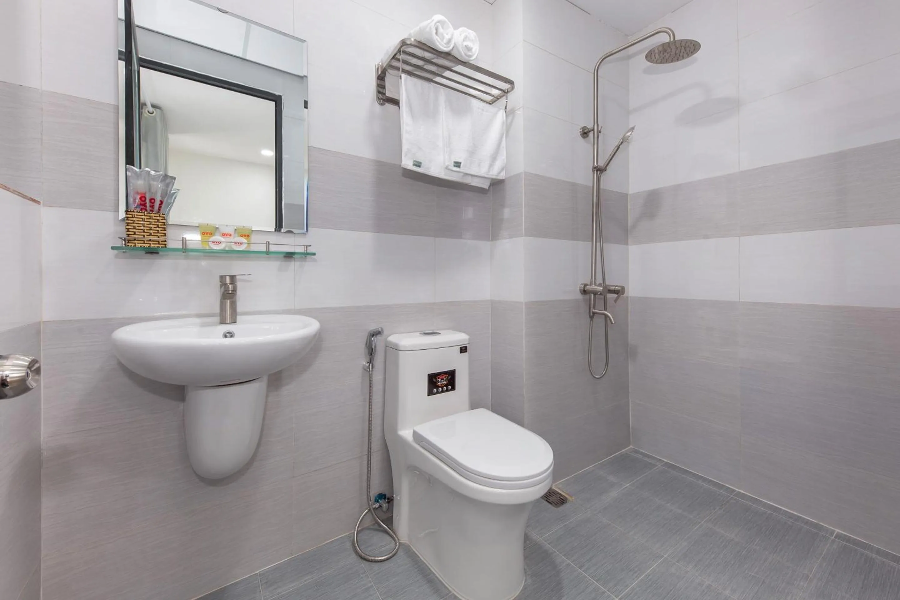 Bathroom in OYO 942 Cuong Hai Apartment