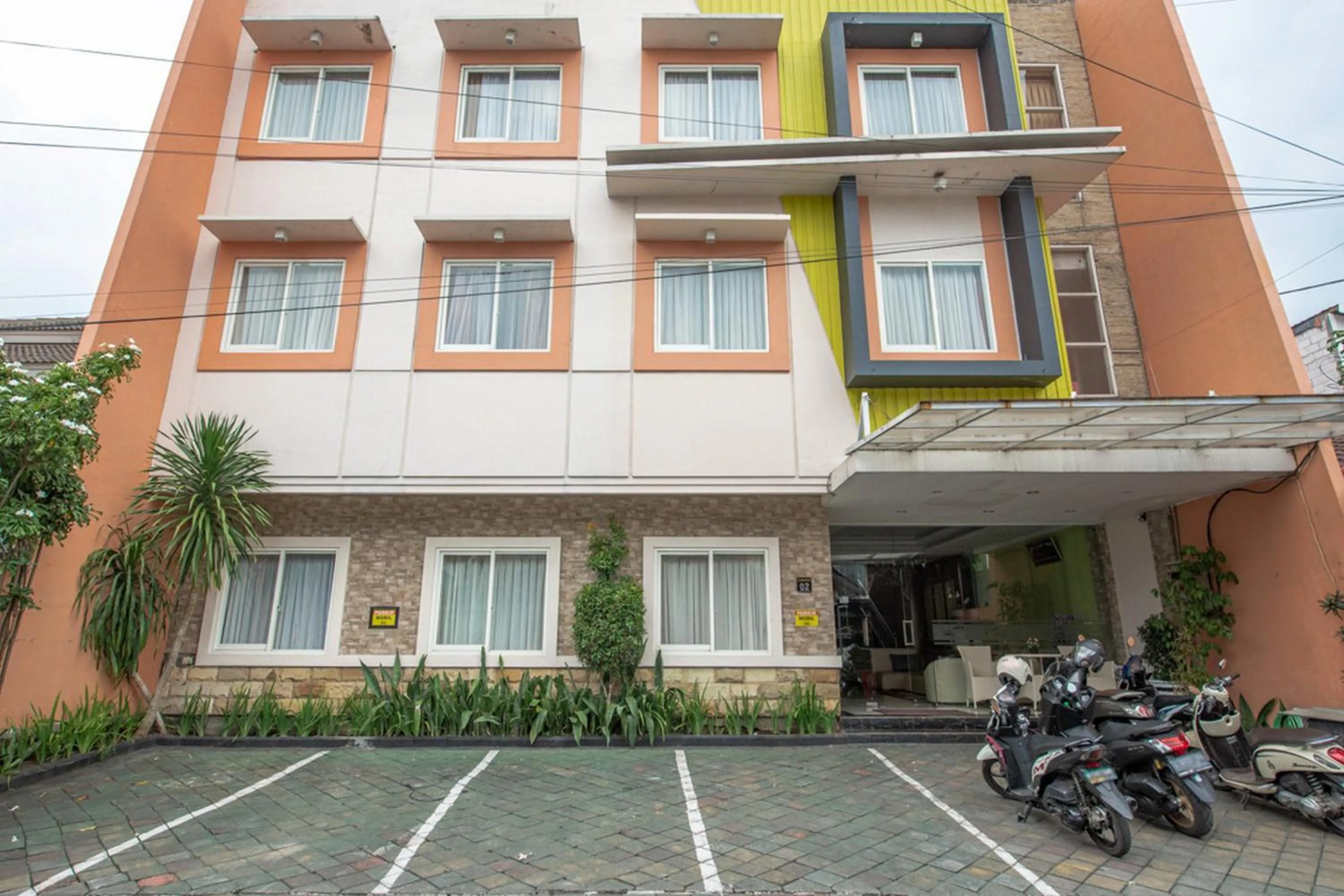 Property logo or sign in RedDoorz Syariah @ Soekarno Hatta Indah 2