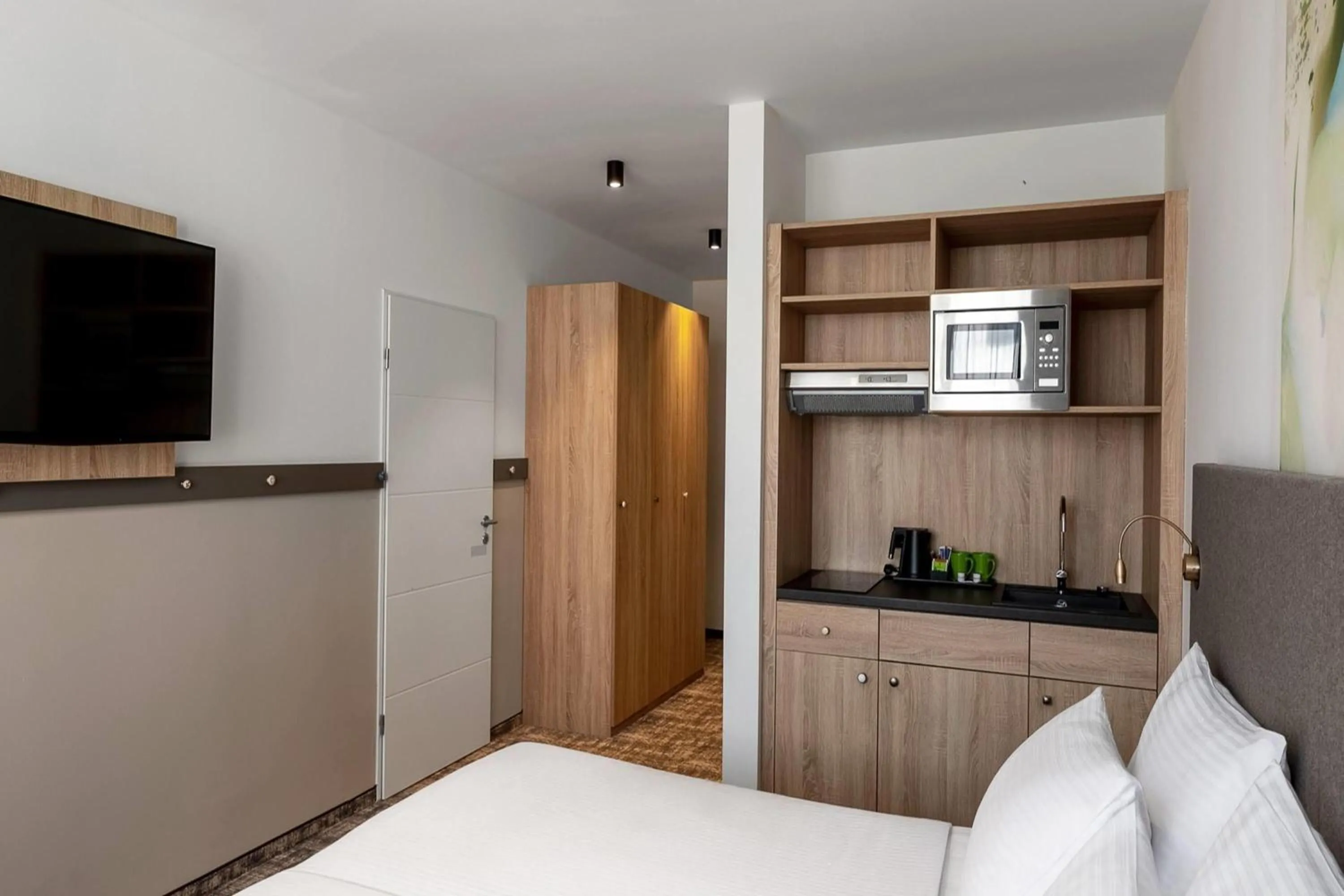 Photo of the whole room, Bed in Wyndham Garden Munich Messe