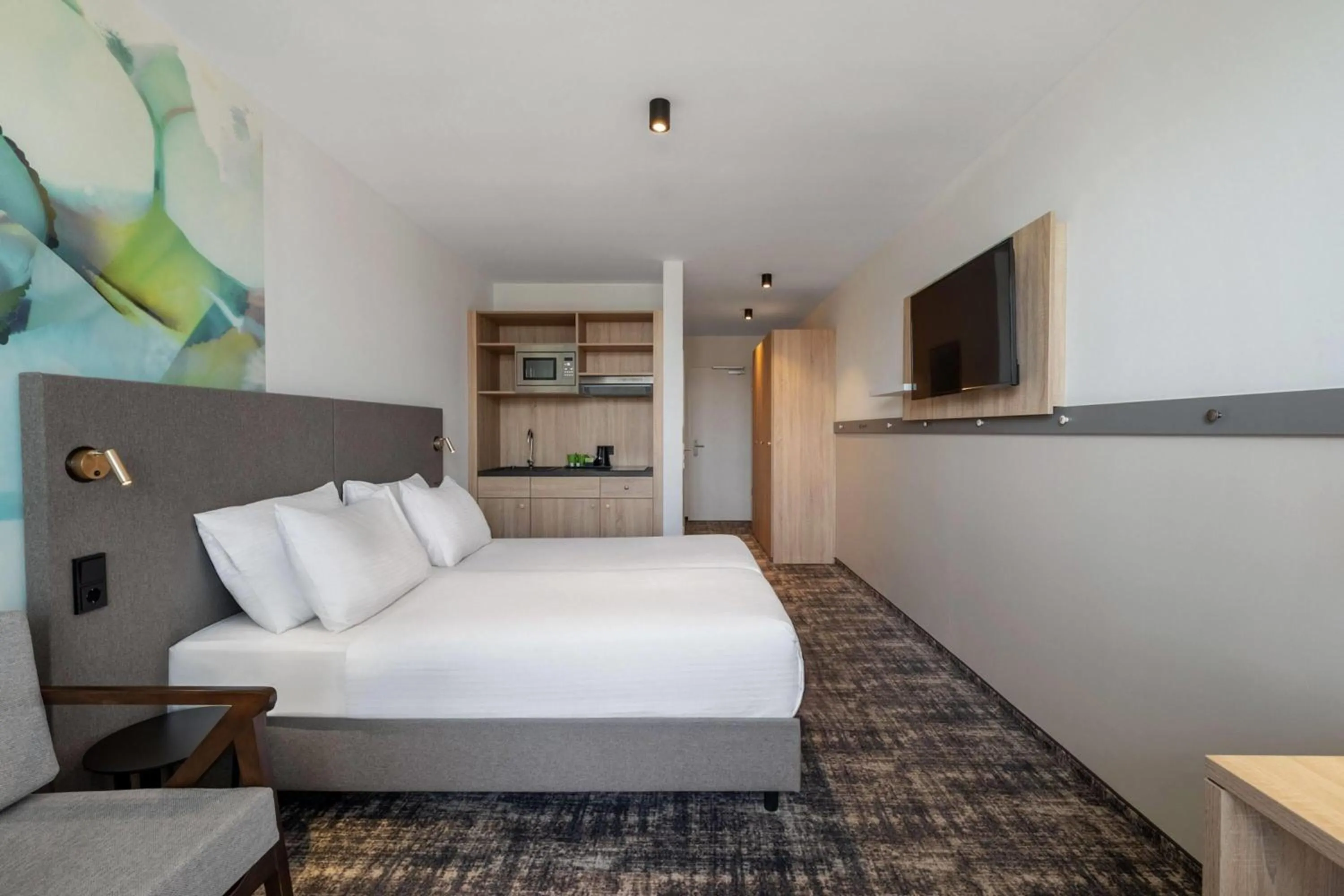 Photo of the whole room, Bed in Wyndham Garden Munich Messe