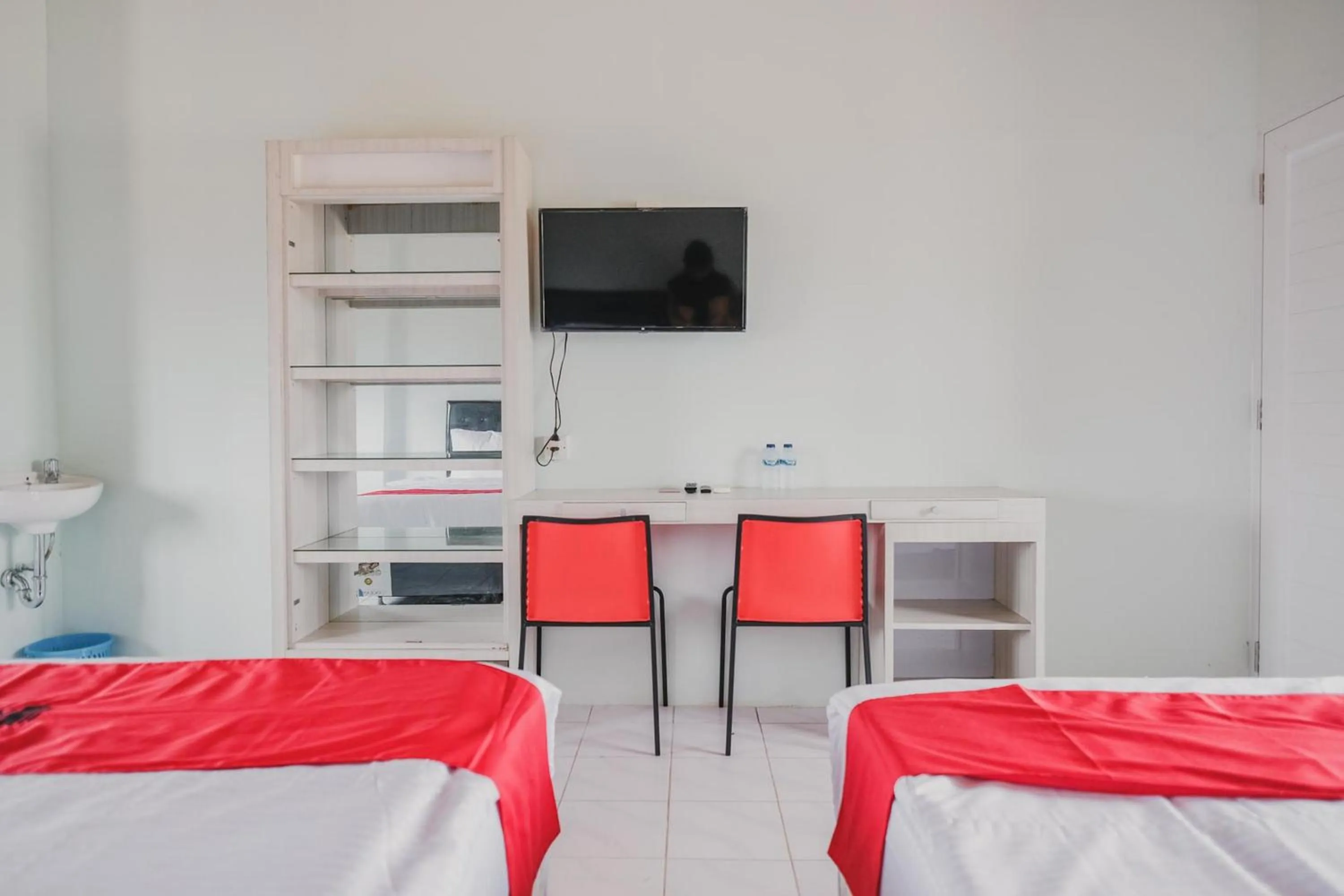 Bedroom, Bed in RedDoorz @ Jalan Pangeran Antasari Lampung 2