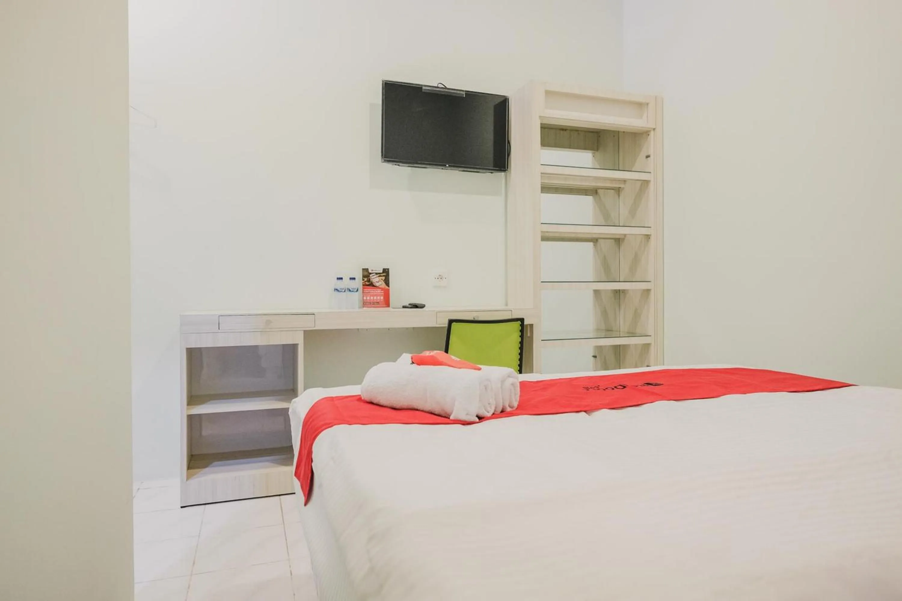 Bed in RedDoorz @ Jalan Pangeran Antasari Lampung 2