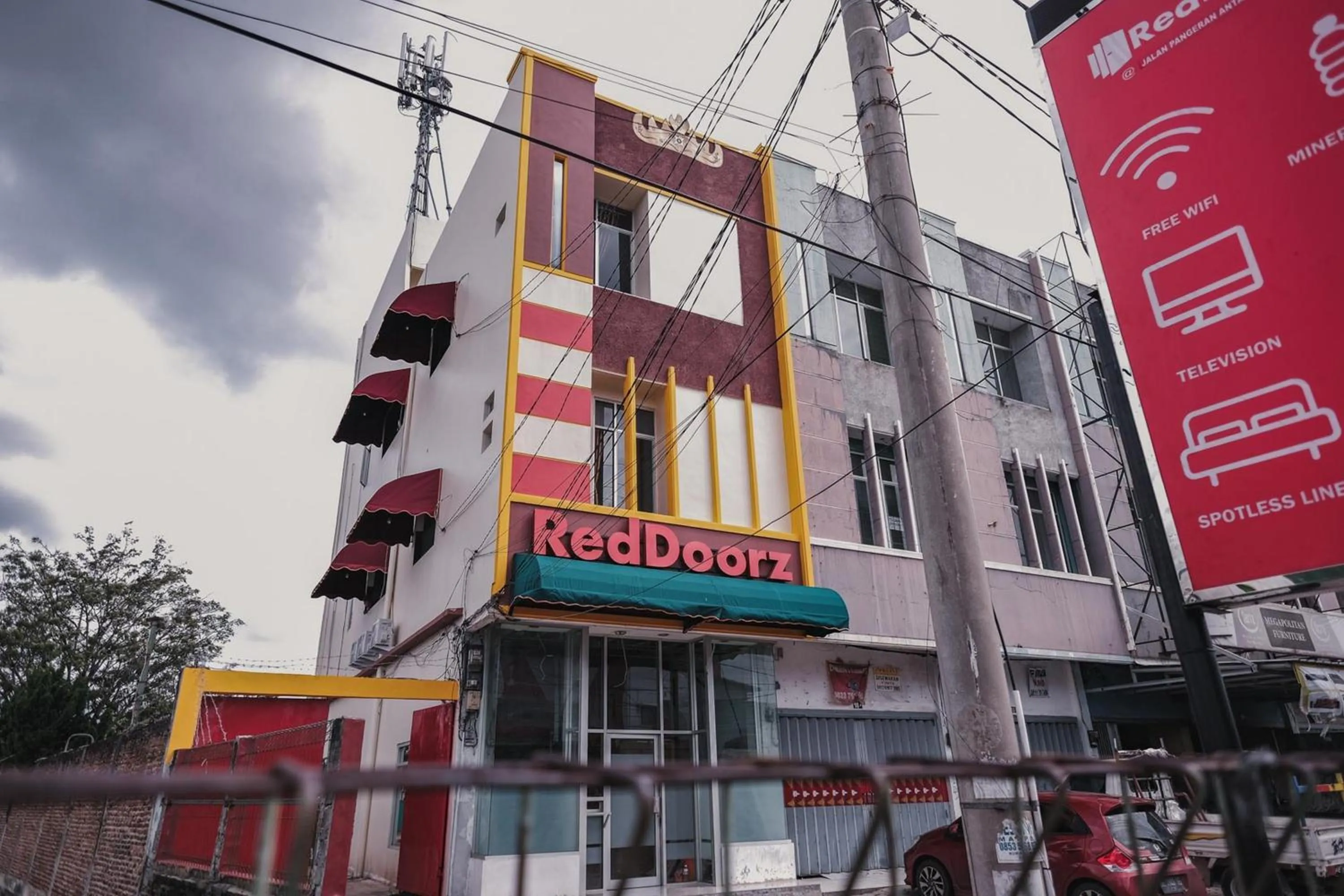 Facade/entrance in RedDoorz @ Jalan Pangeran Antasari Lampung 2