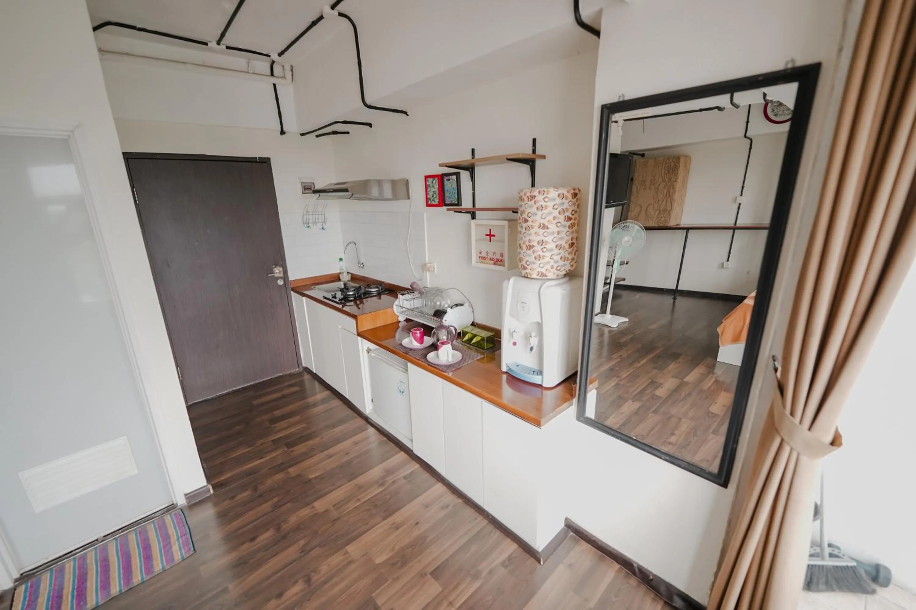 Kitchen or kitchenette in The Jarrdin by Bethania Pro