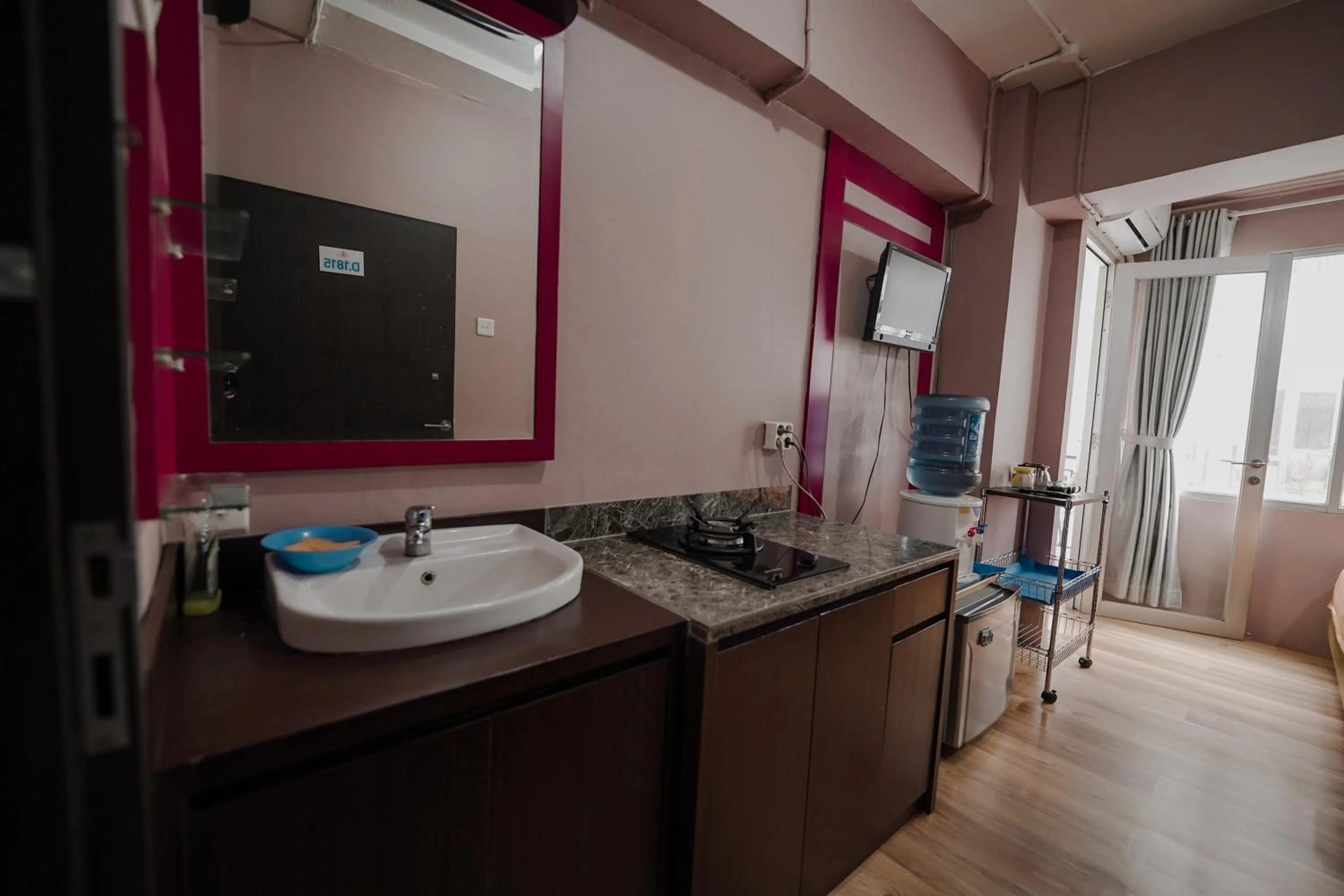 Kitchen or kitchenette in The Jarrdin by Bethania Pro