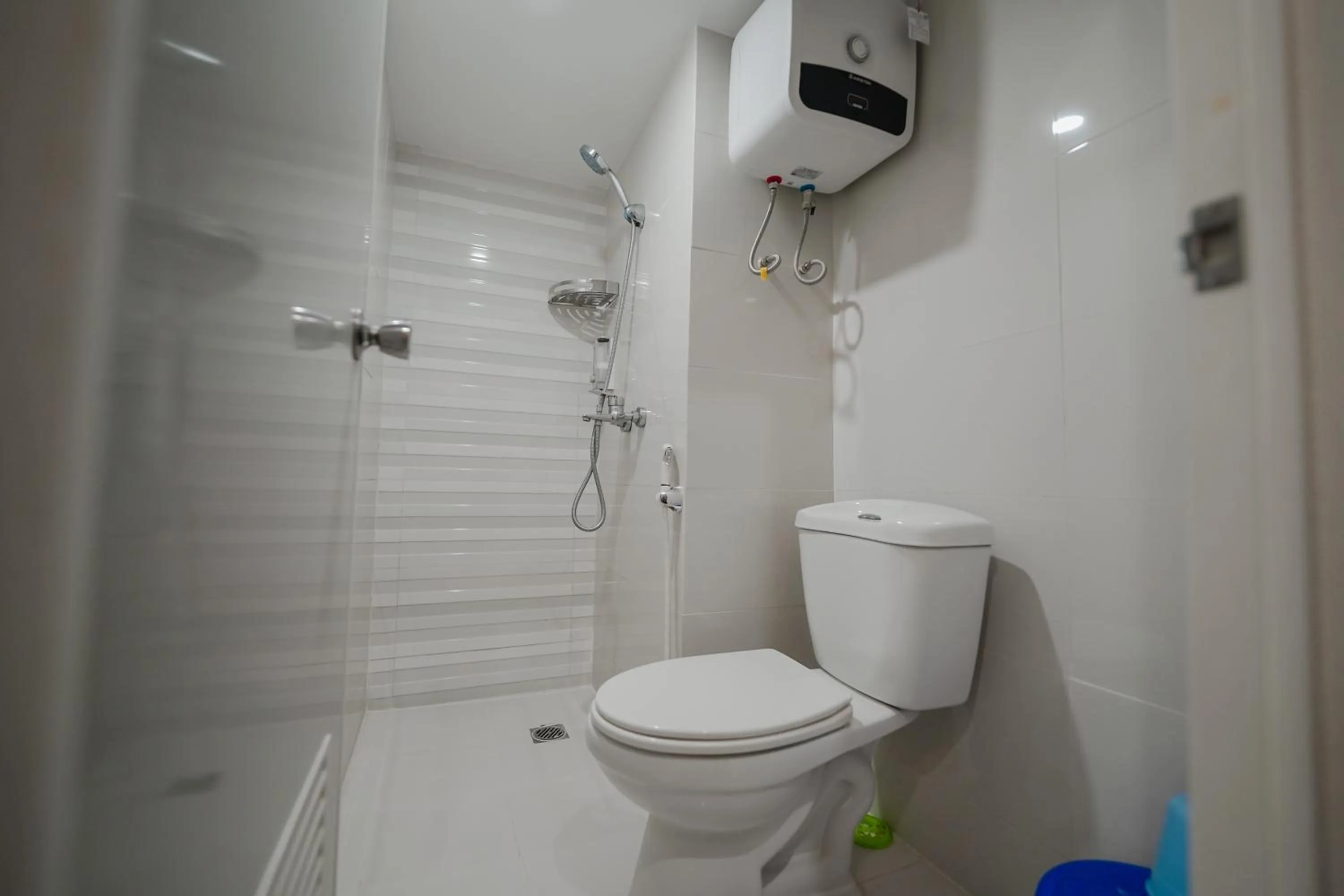 Shower in The Jarrdin by Bethania Pro