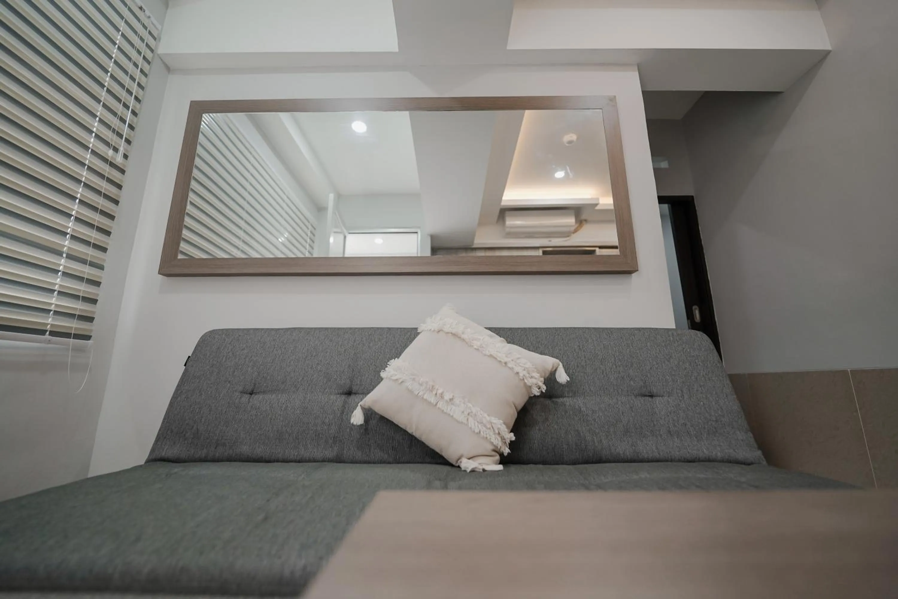 Living room, Bed in The Jarrdin by Bethania Pro