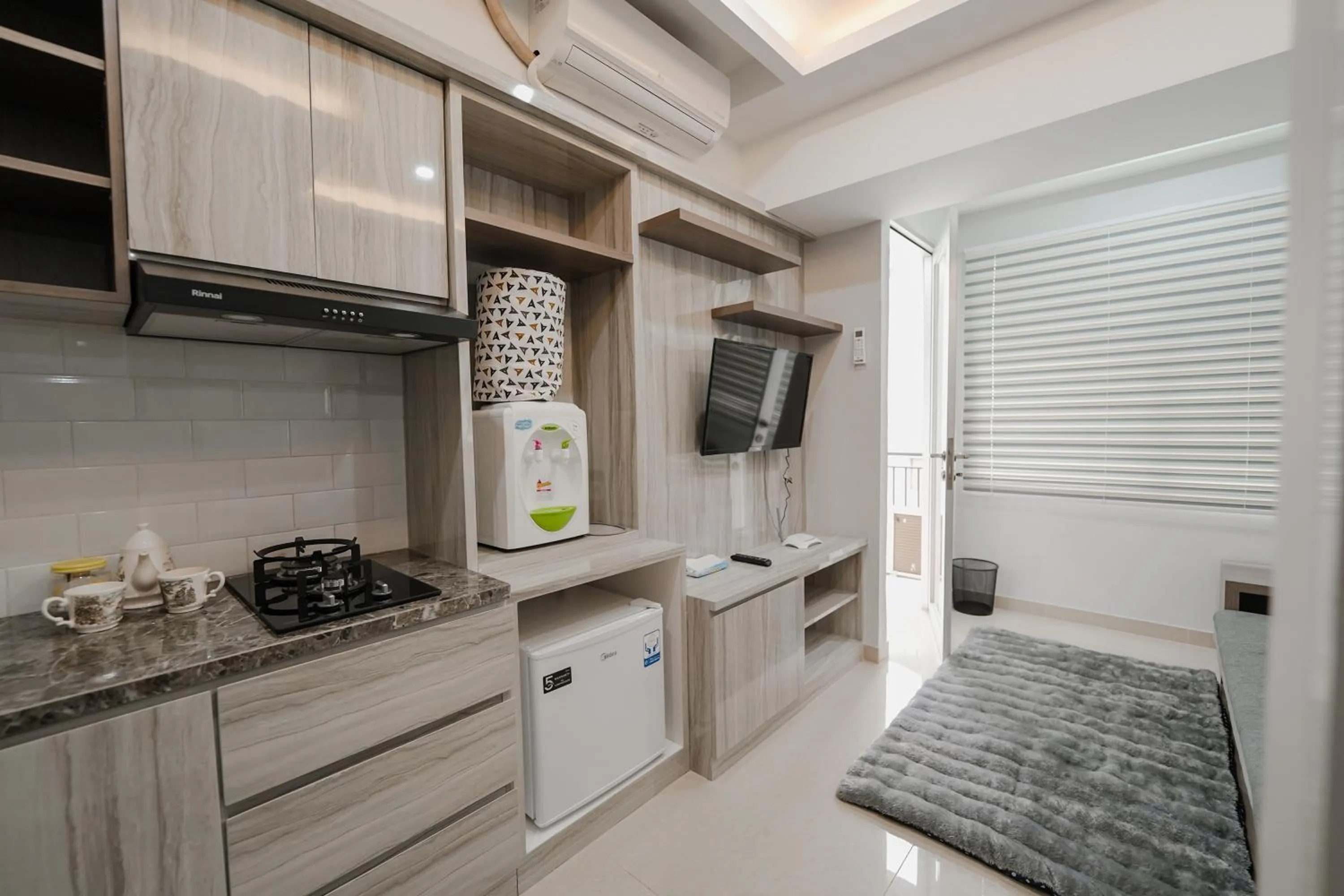 Kitchen or kitchenette in The Jarrdin by Bethania Pro