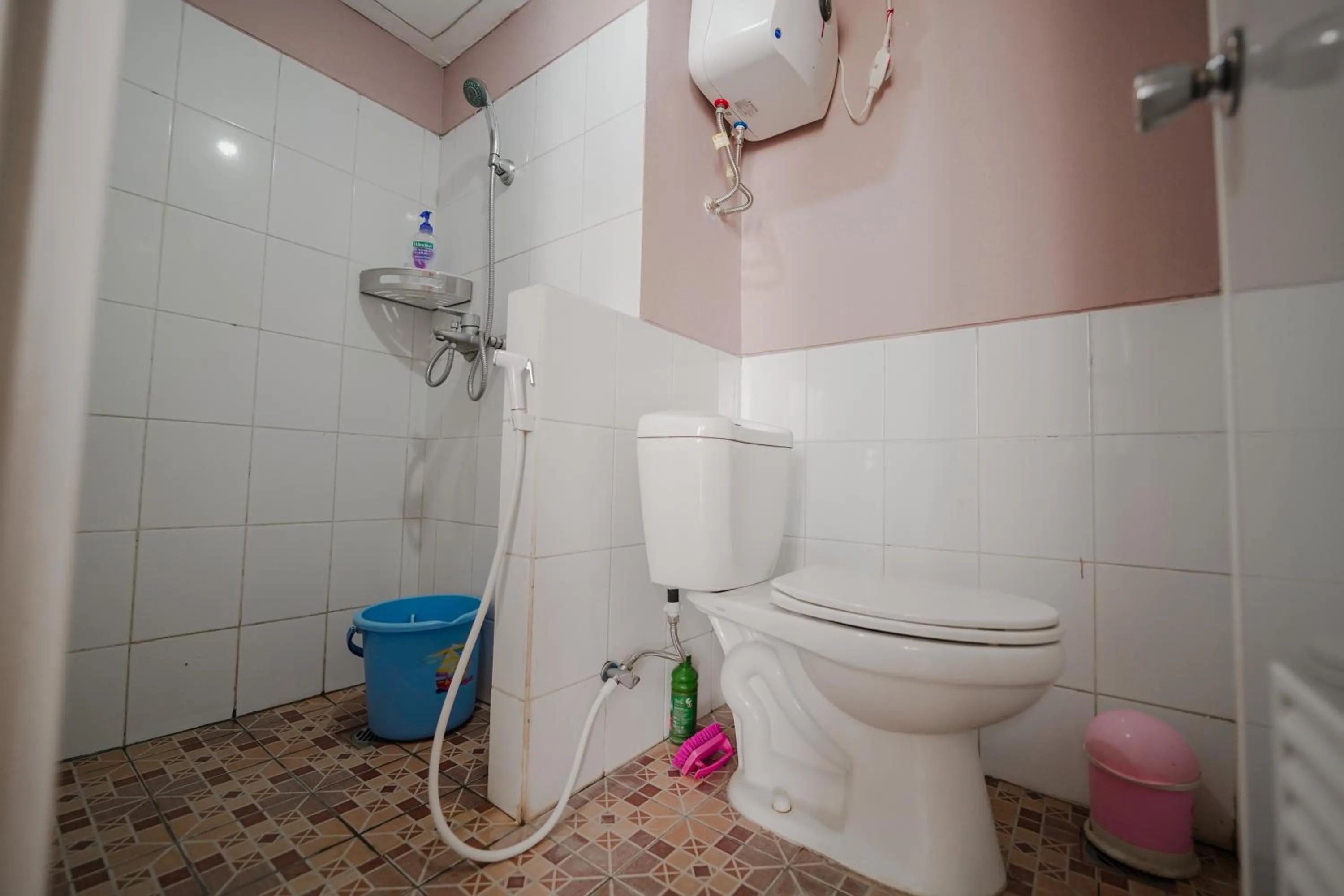 Bathroom in The Jarrdin by Bethania Pro