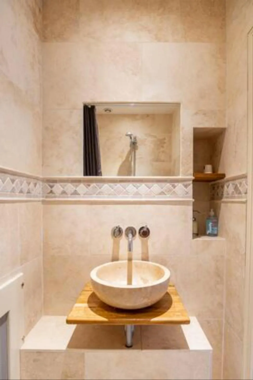 Bathroom in Bed and Breakfast Saultchevreuil, sur la route du Mont Saint Michel