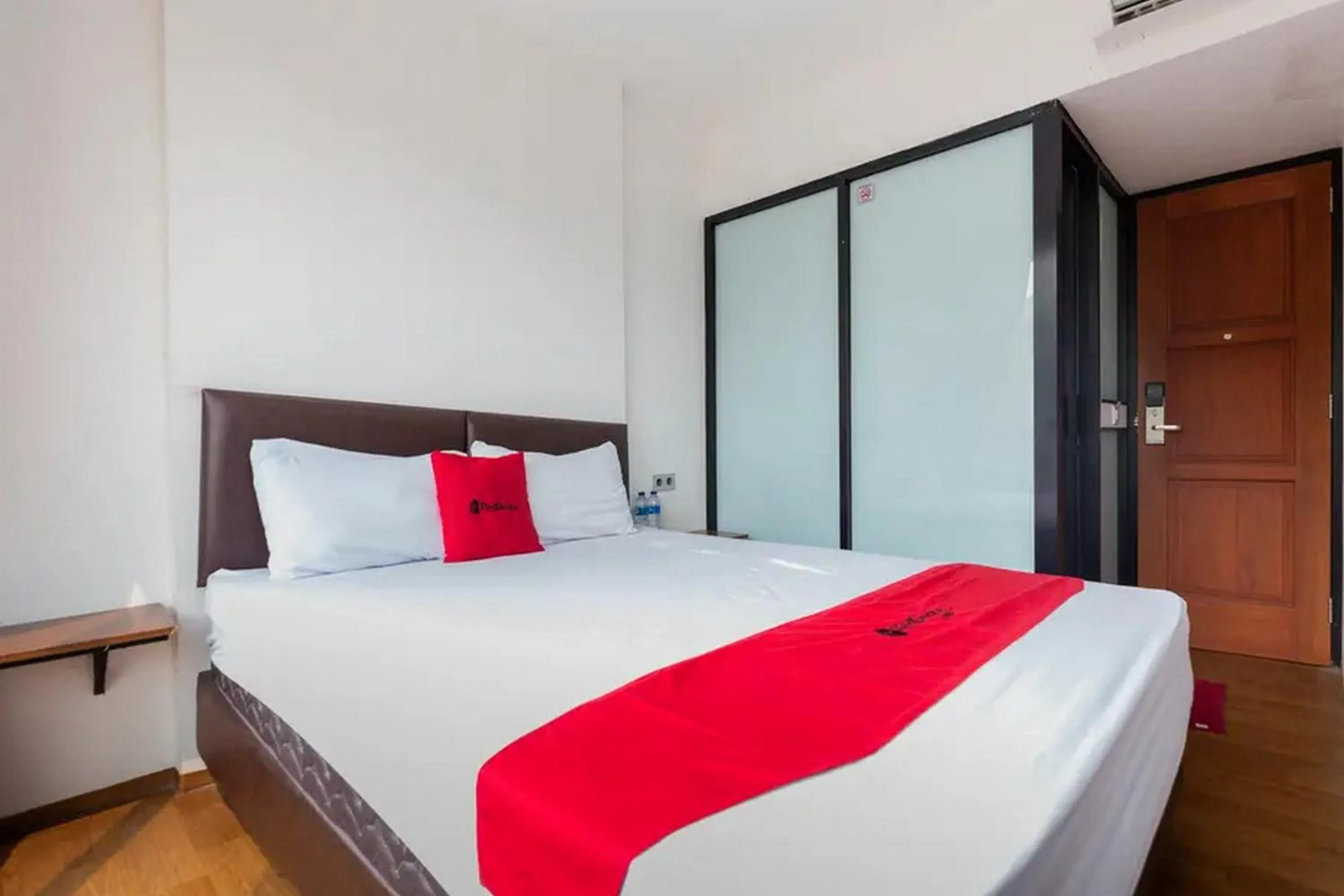 Bed in RedDoorz Plus near ICE BSD 2