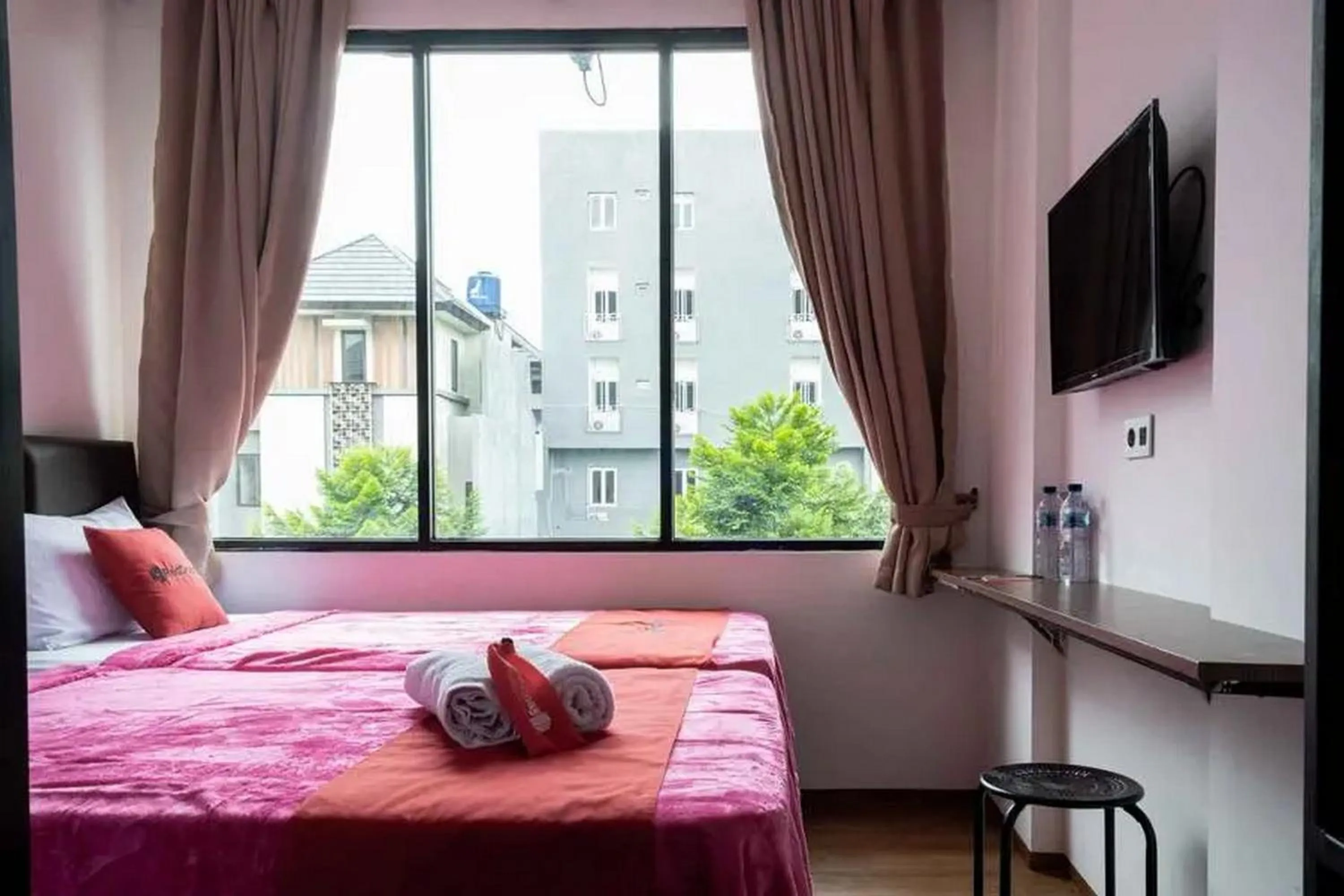 Bed in RedDoorz Plus near ICE BSD 2