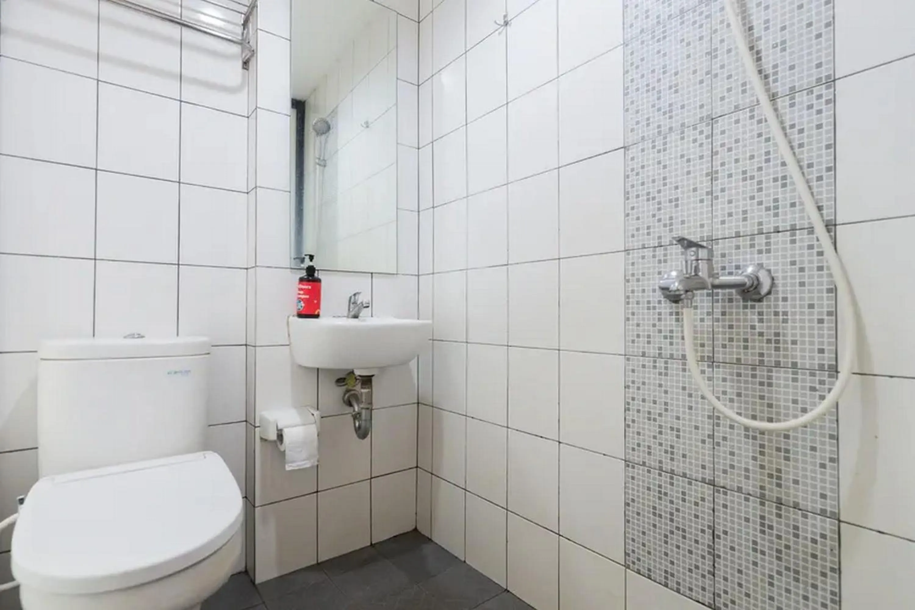 Bathroom in RedDoorz Plus near ICE BSD 2