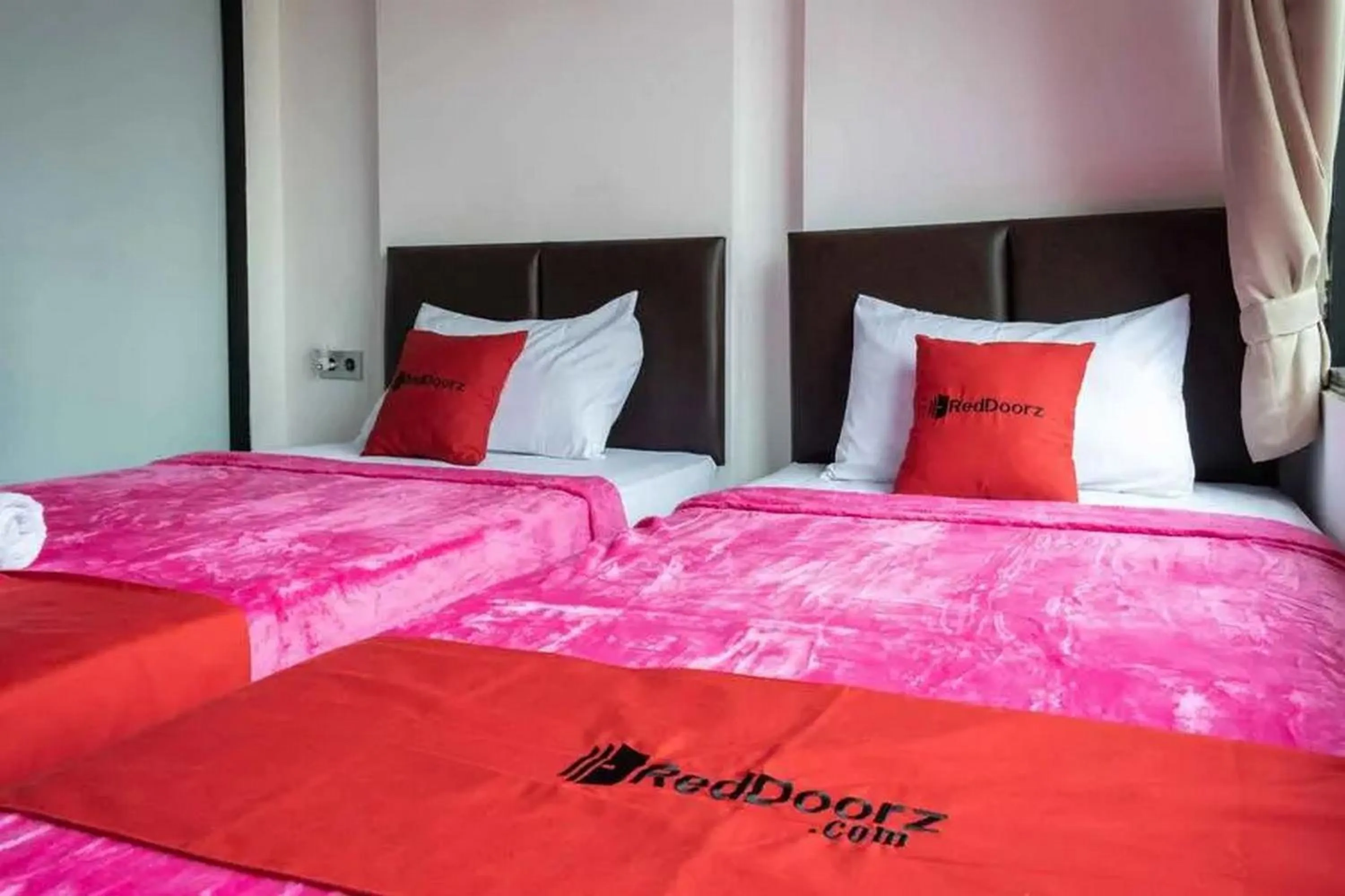 Bed in RedDoorz Plus near ICE BSD 2