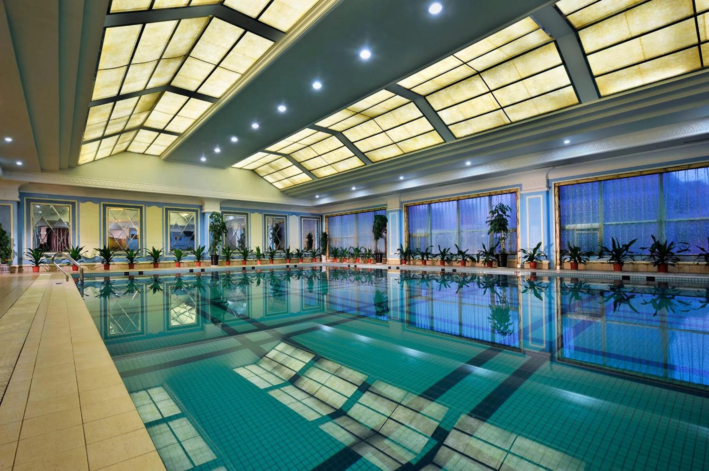 Swimming pool in Sofitel Zhengzhou International