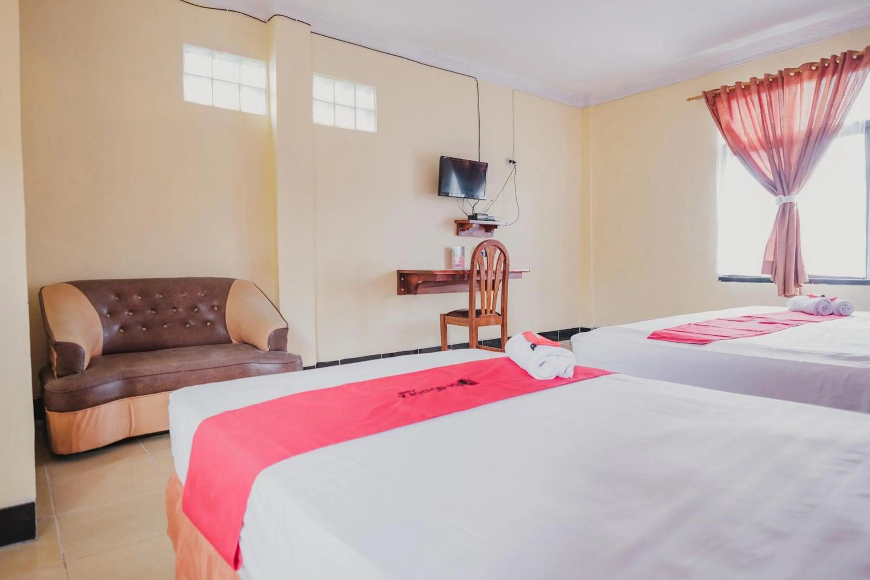 Bed in RedDoorz Syariah near Kebun Raya Liwa