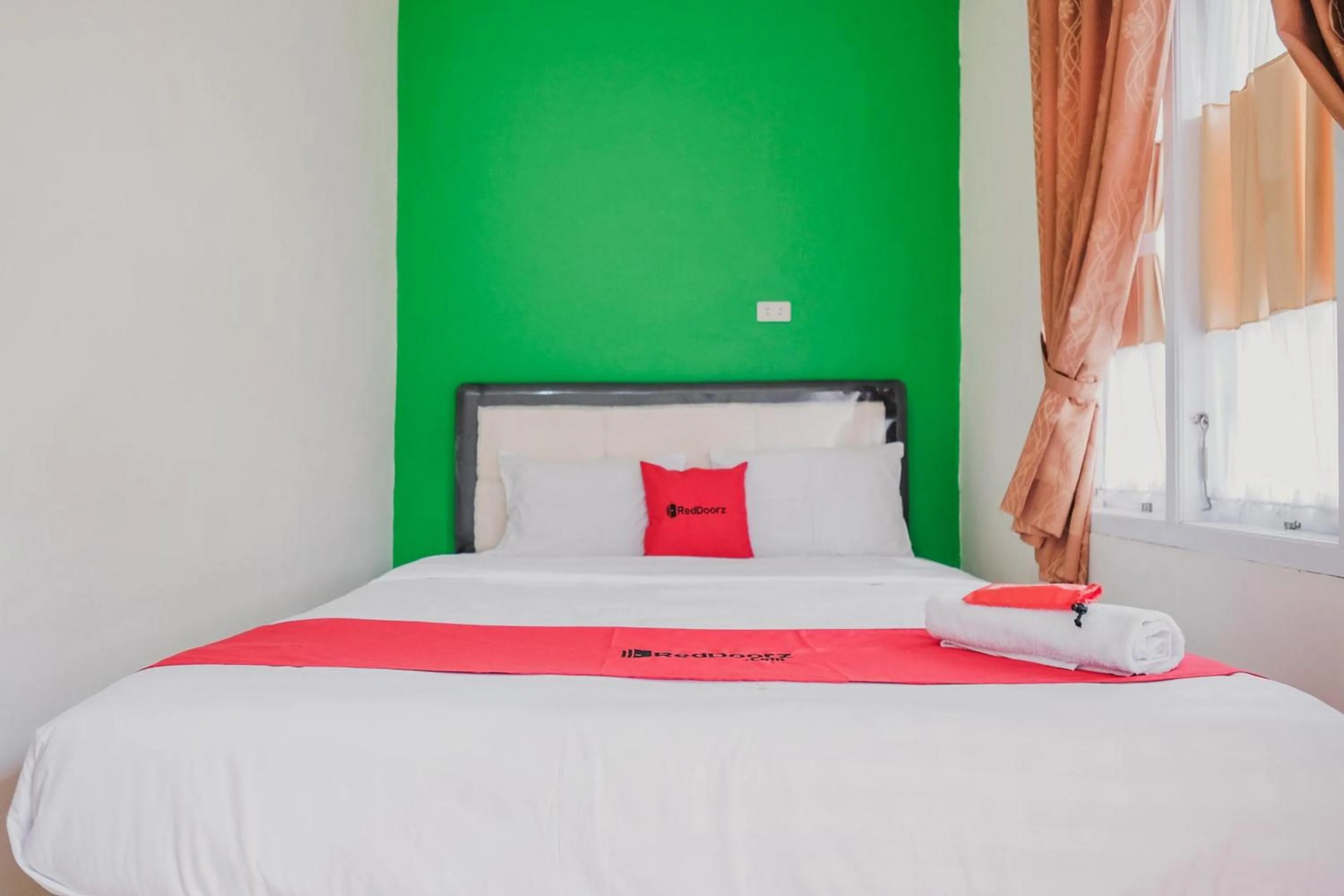 Bed in RedDoorz Syariah near Kebun Raya Liwa