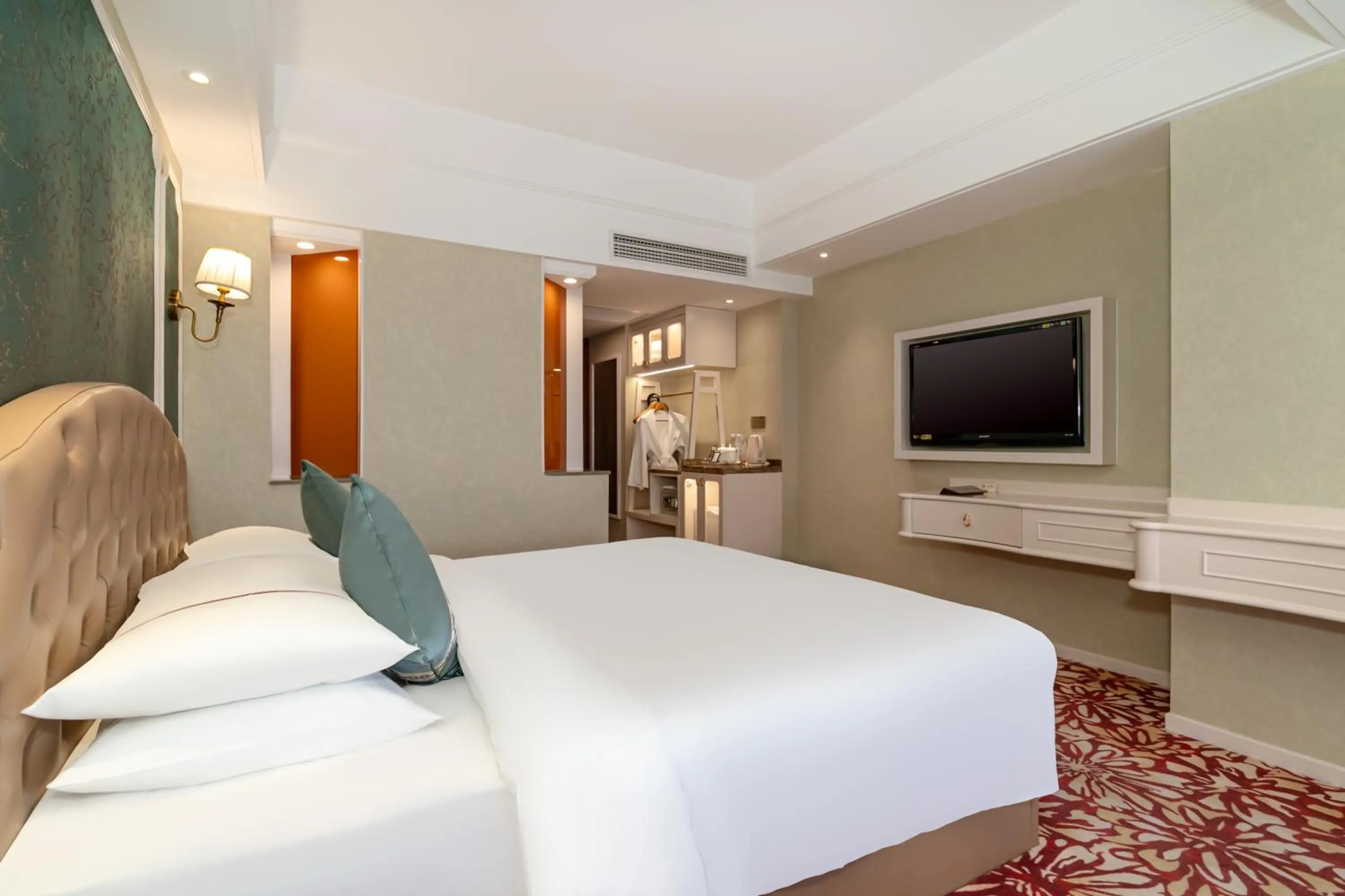 Bedroom, Bed in Guangdong Victory Hotel