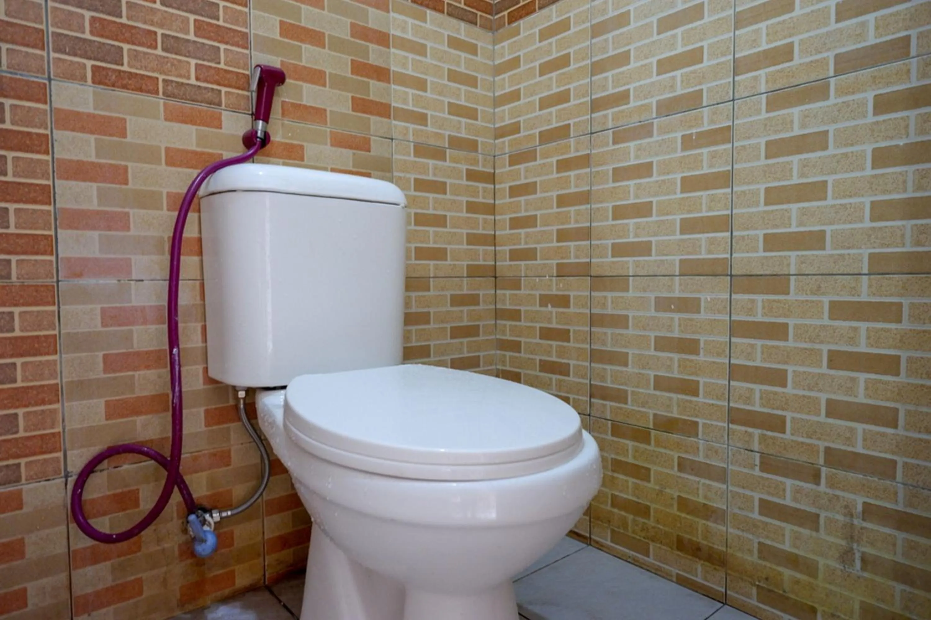 Bathroom in RedDoorz Syariah near GOR Satria 4