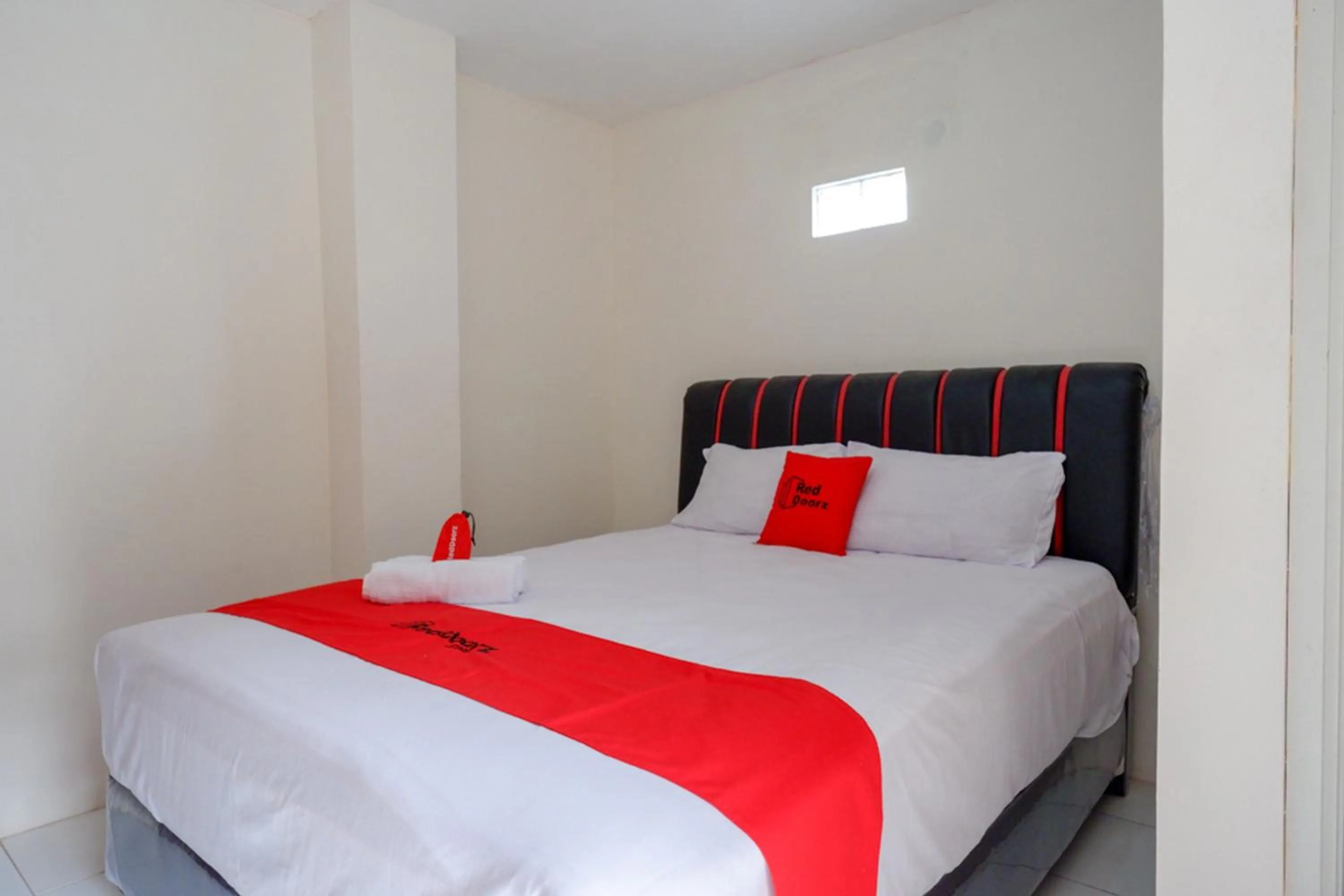 Bedroom, Bed in RedDoorz Syariah near GOR Satria 4