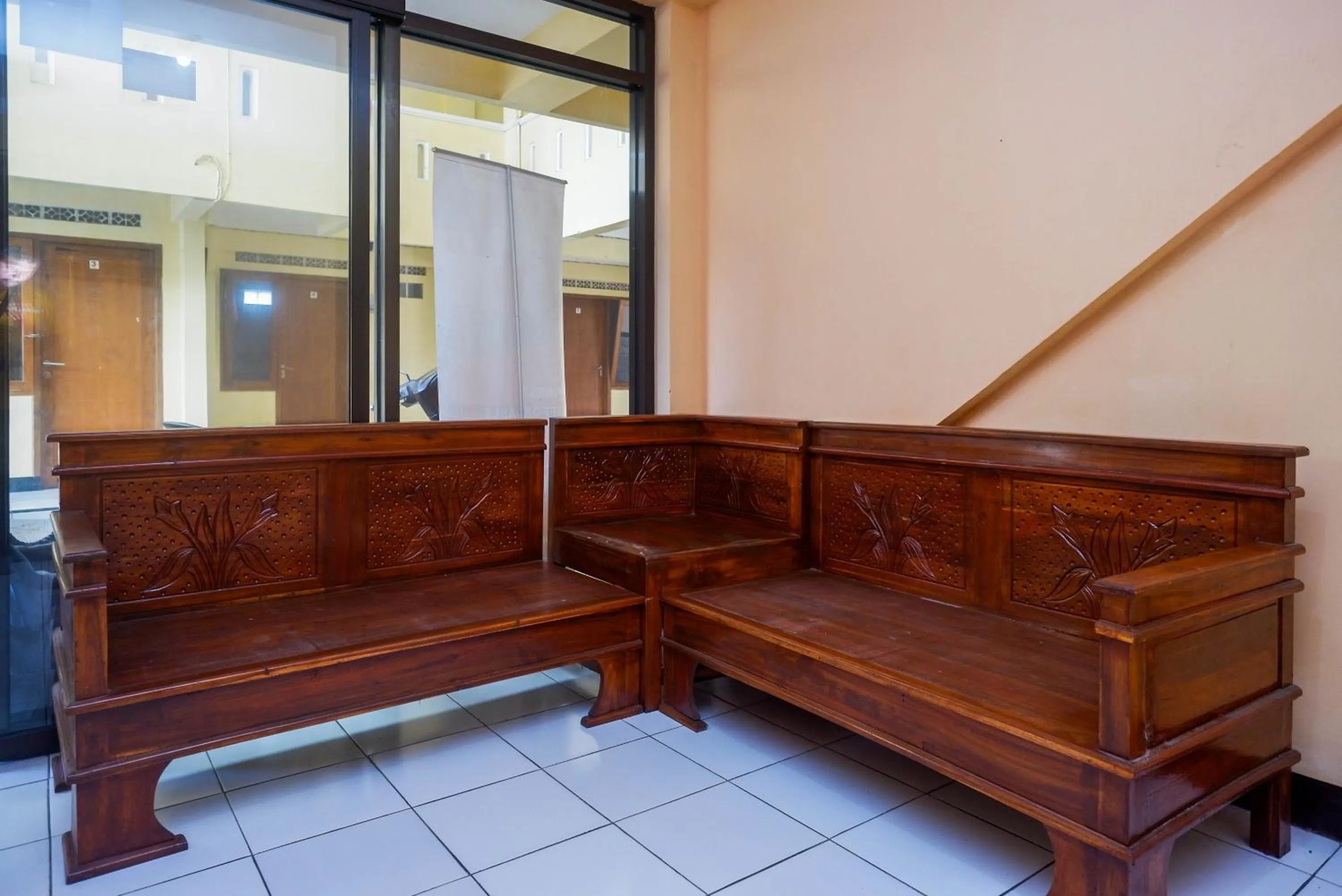 Lobby or reception in RedDoorz Syariah near GOR Satria 4