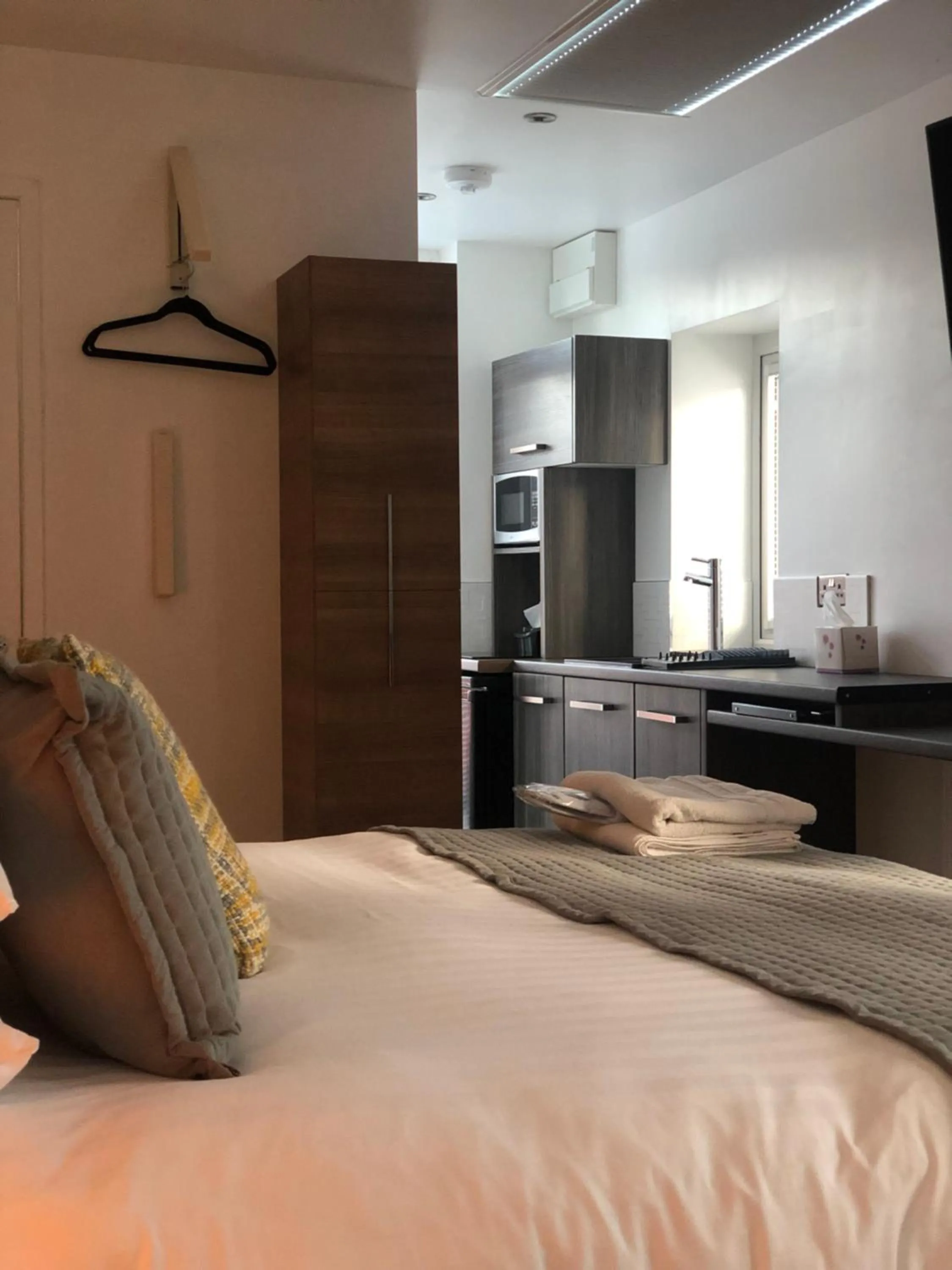 Kitchen or kitchenette, Bed in The Bell Guesthouse