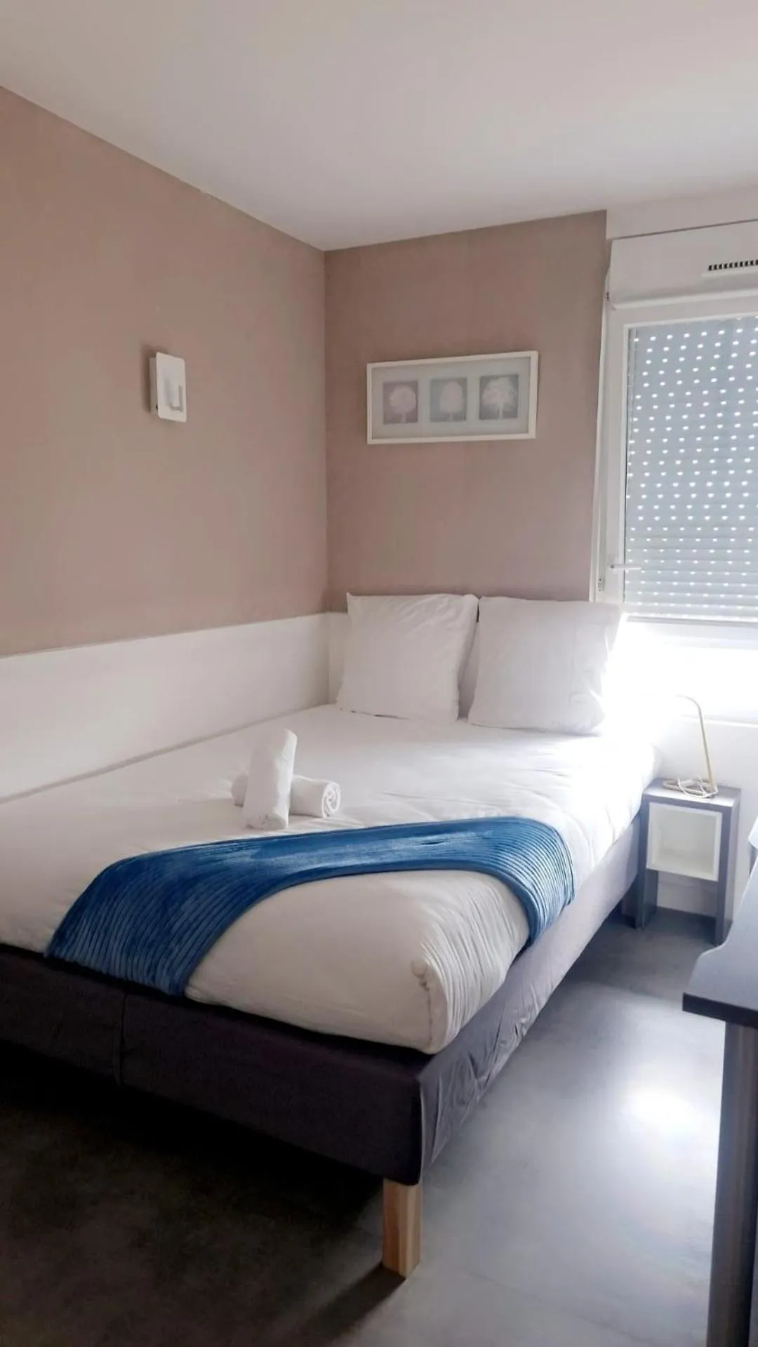 Bed in Moov'Appart Hotel Clichy