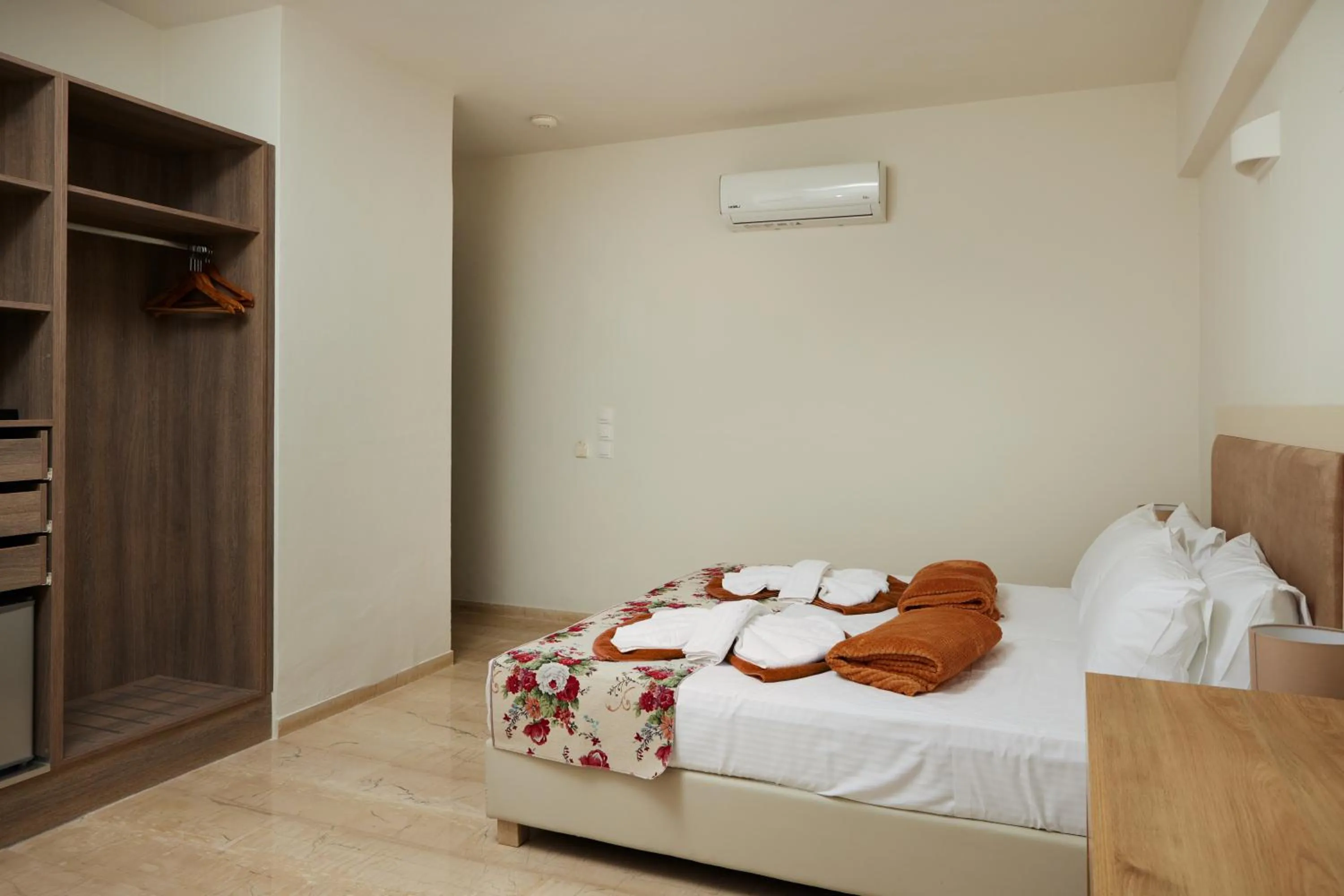 Bed in Amnissos Residence