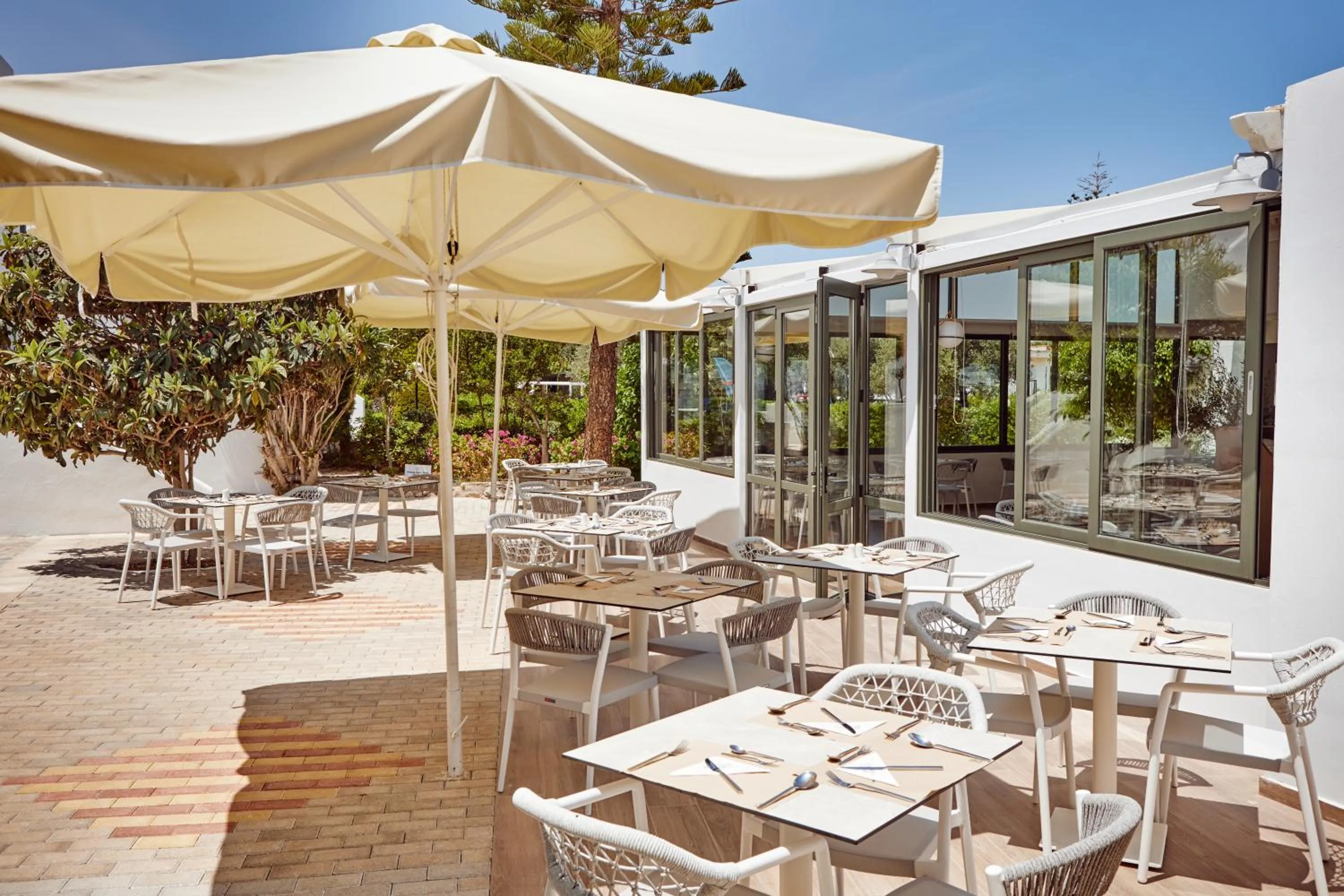 Restaurant/places to eat in Amnissos Residence