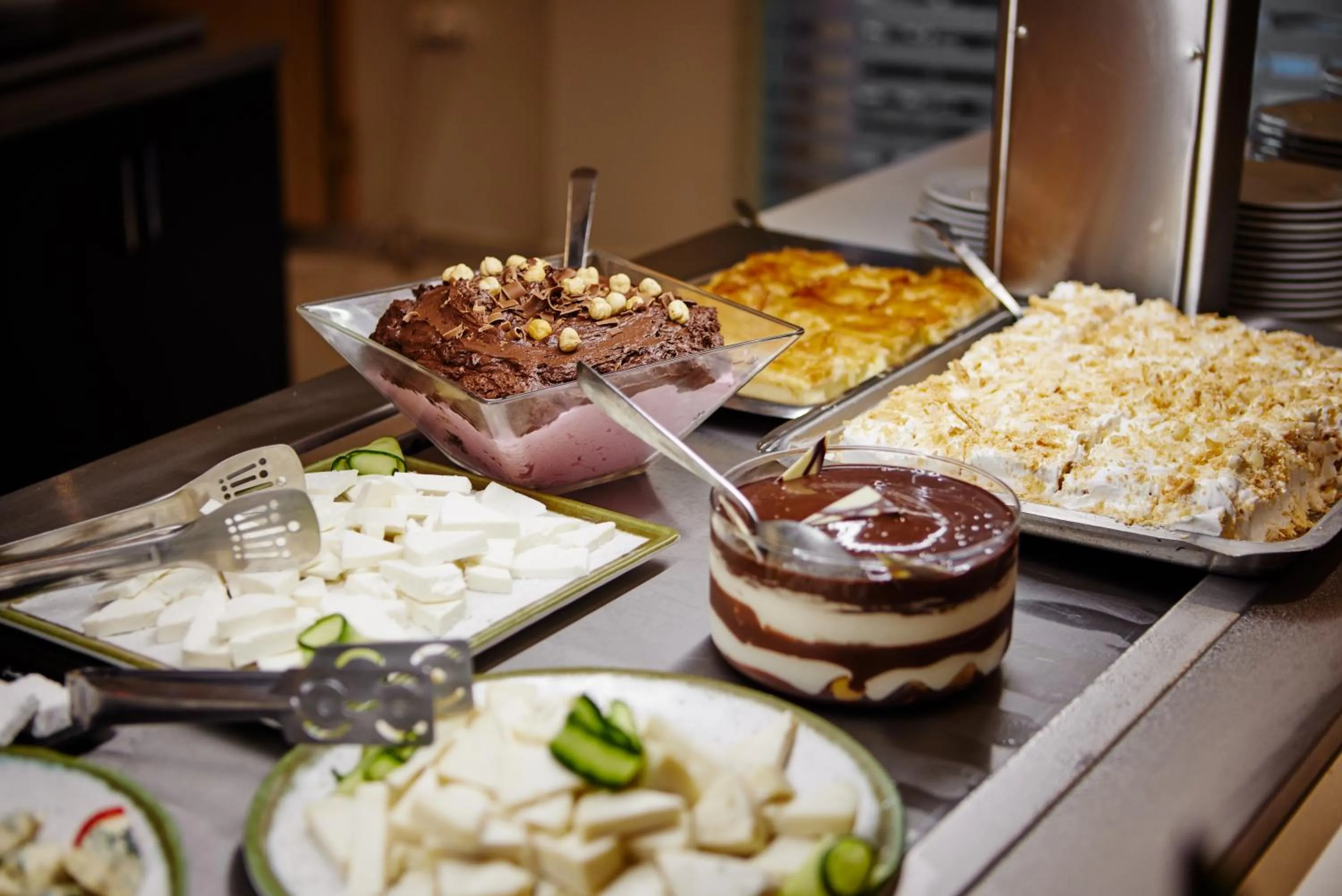 Restaurant/places to eat in Amnissos Residence