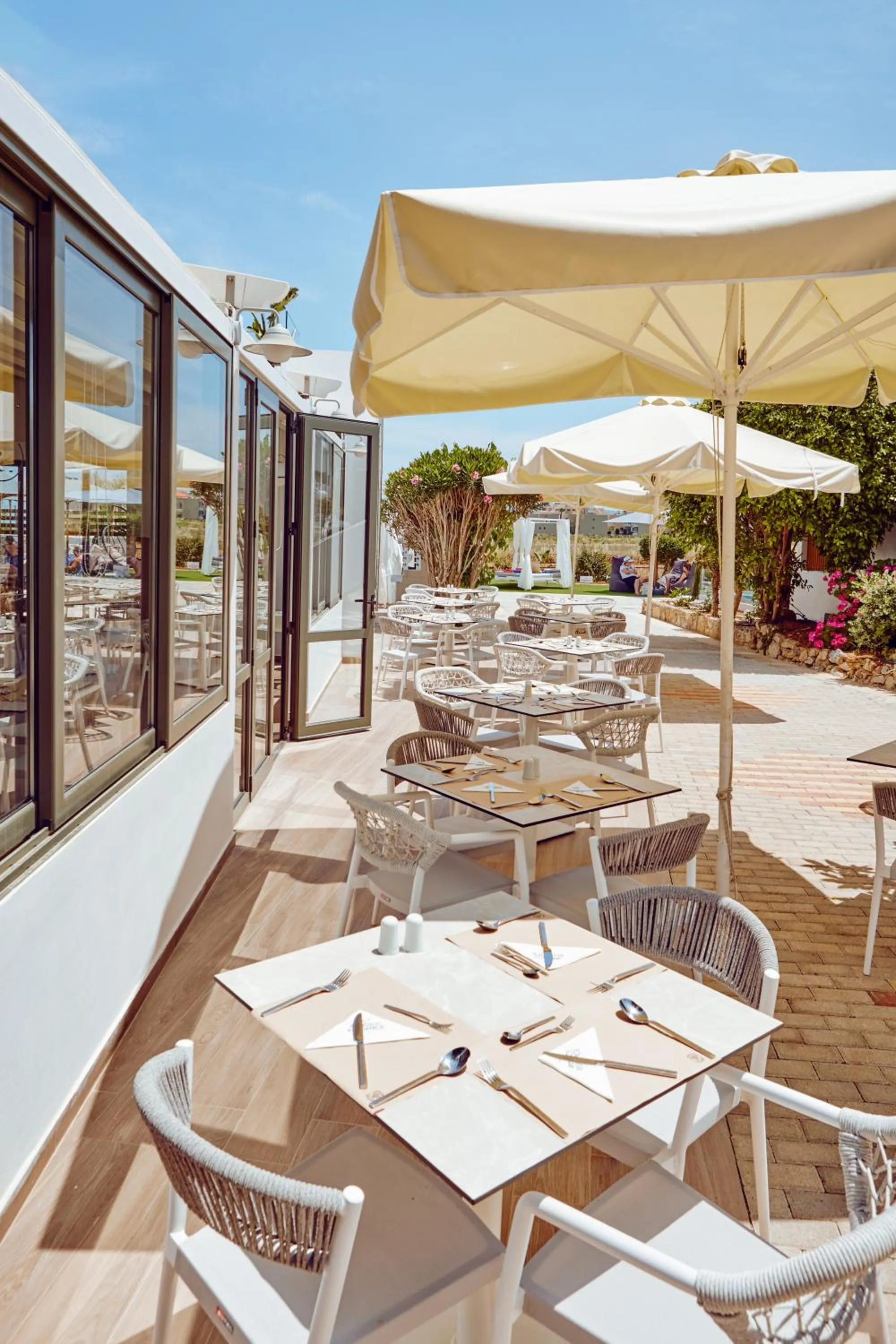 Restaurant/places to eat in Amnissos Residence