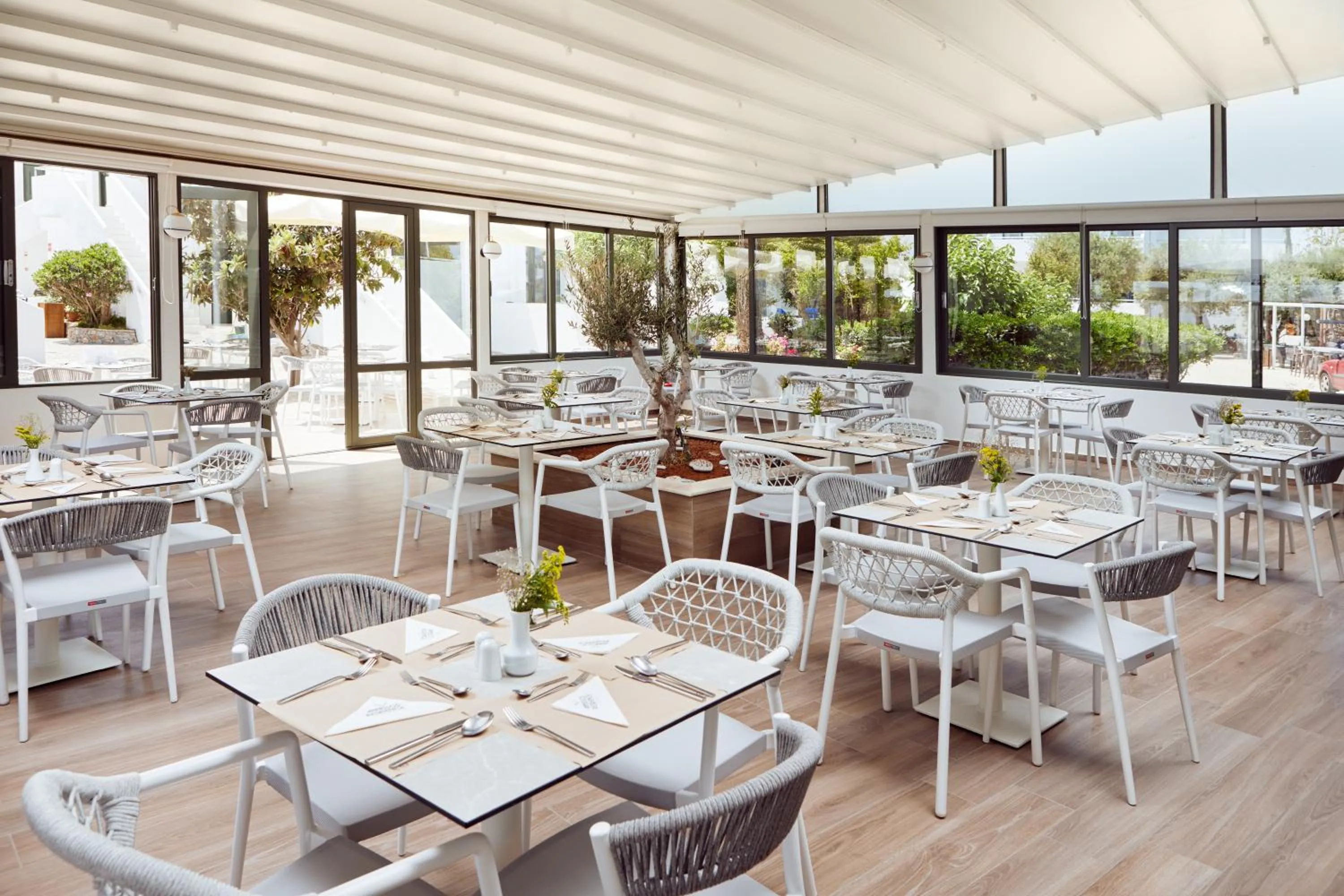 Restaurant/places to eat in Amnissos Residence