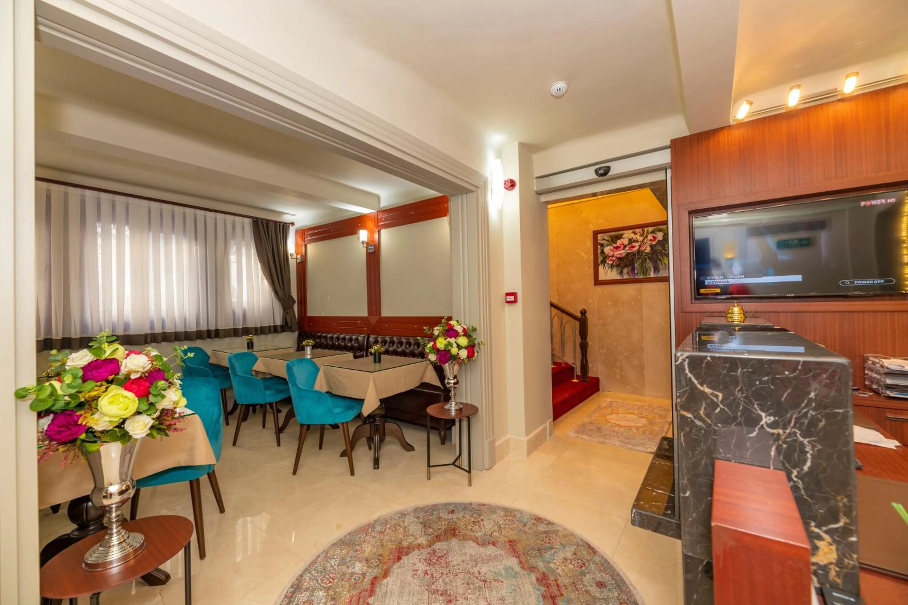 TV and multimedia in Blue Gilroy Hotel