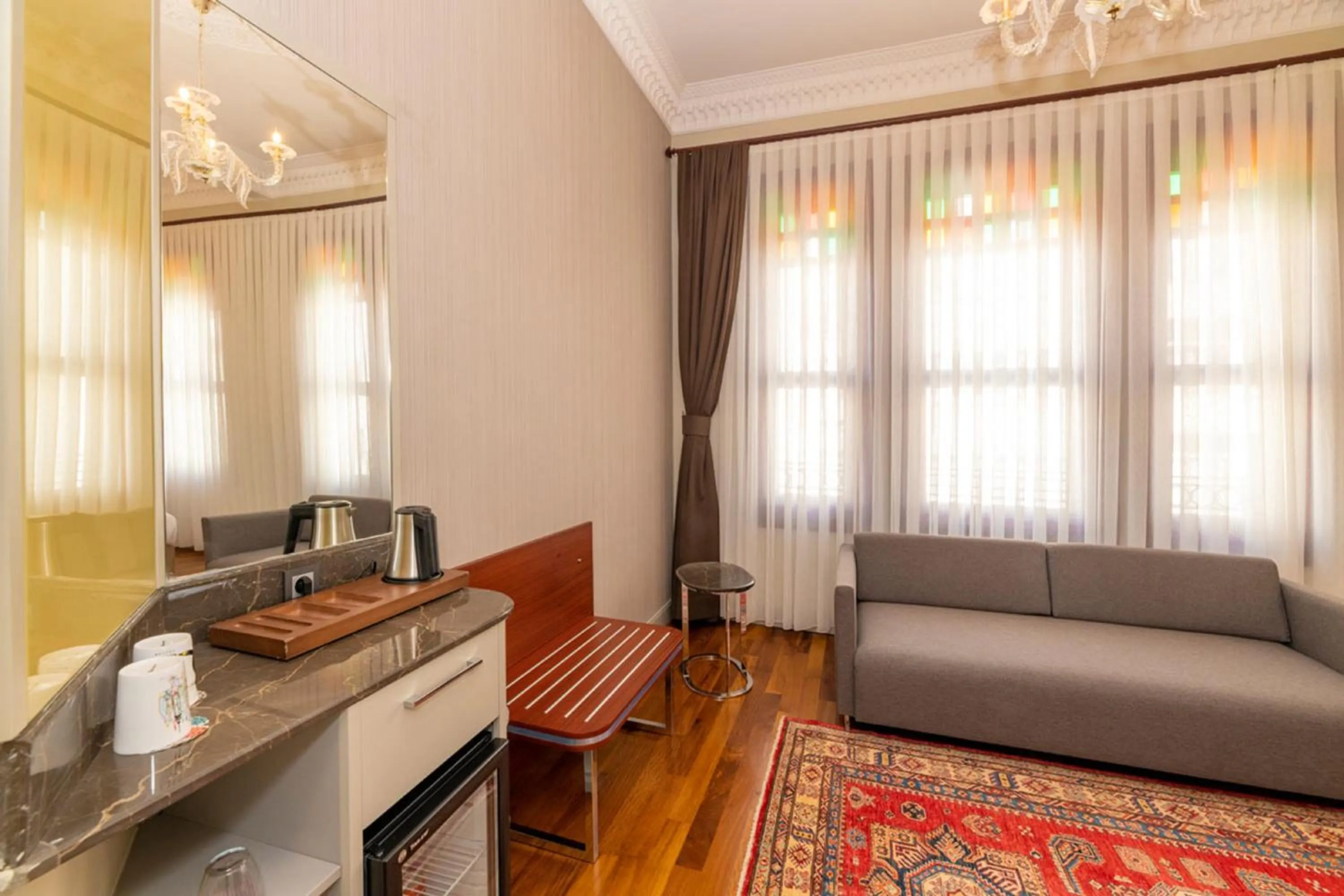 Living room in Blue Gilroy Hotel