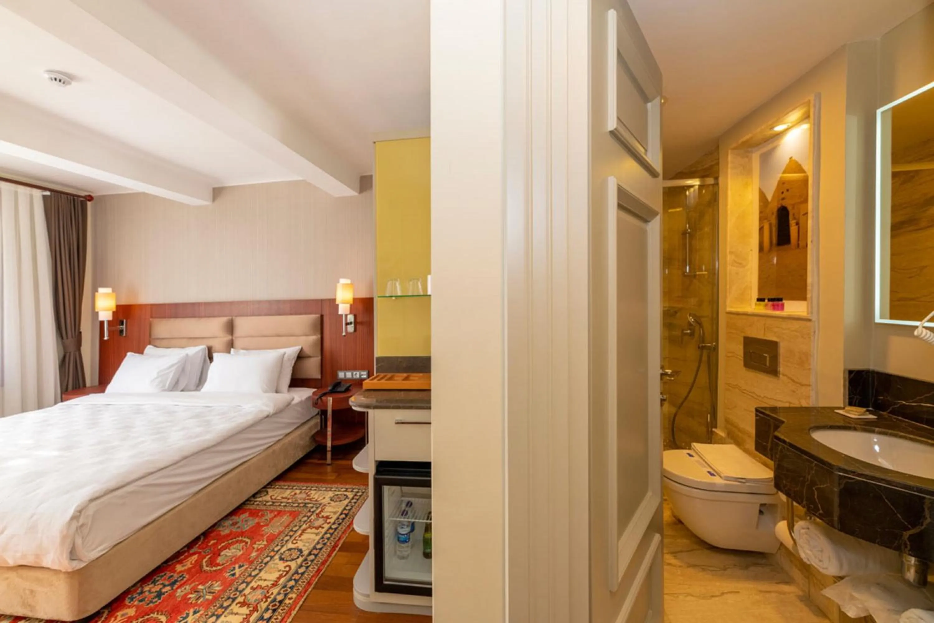 Shower, Bed in Blue Gilroy Hotel