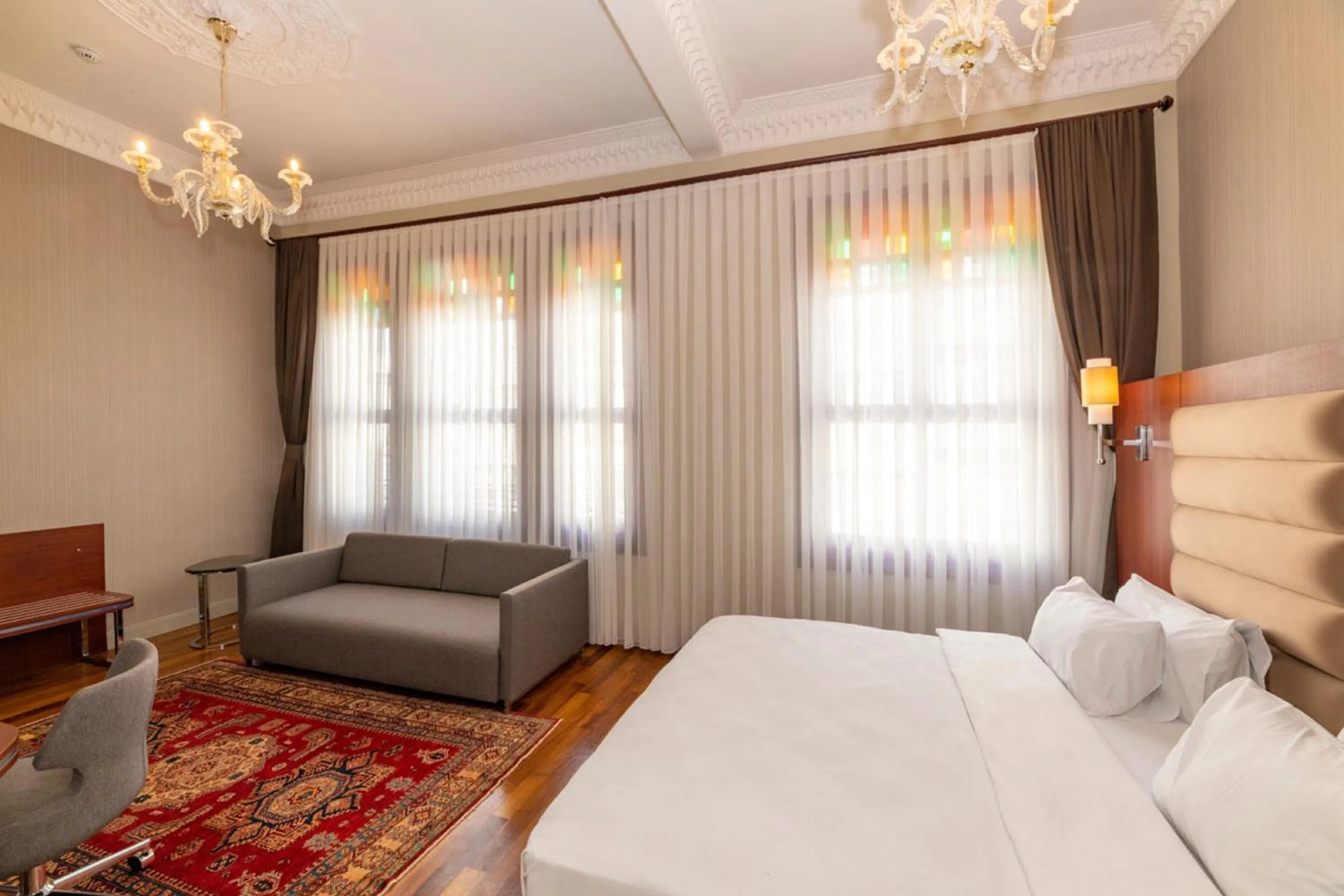 Bed in Blue Gilroy Hotel