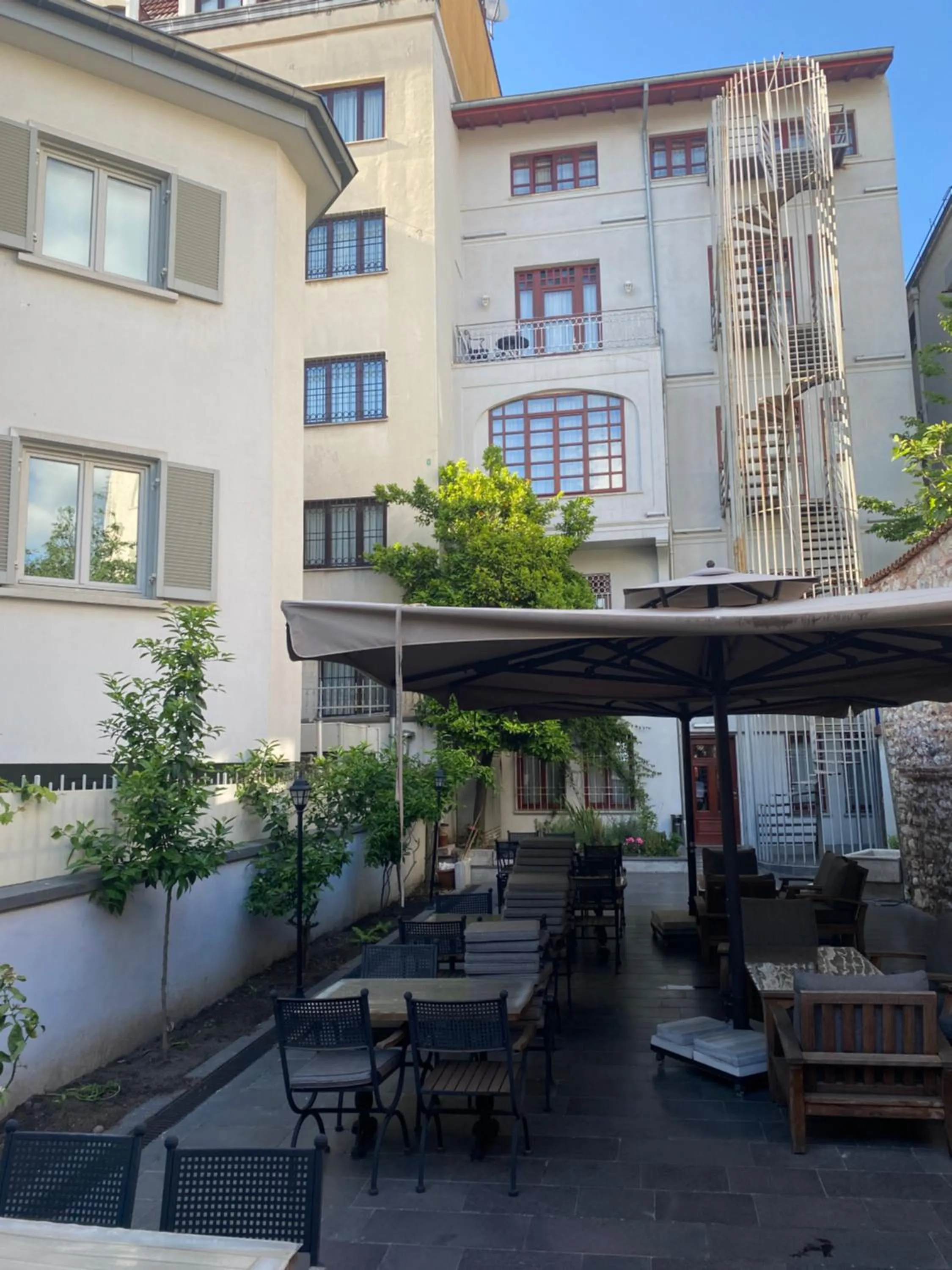 Garden in Blue Gilroy Hotel