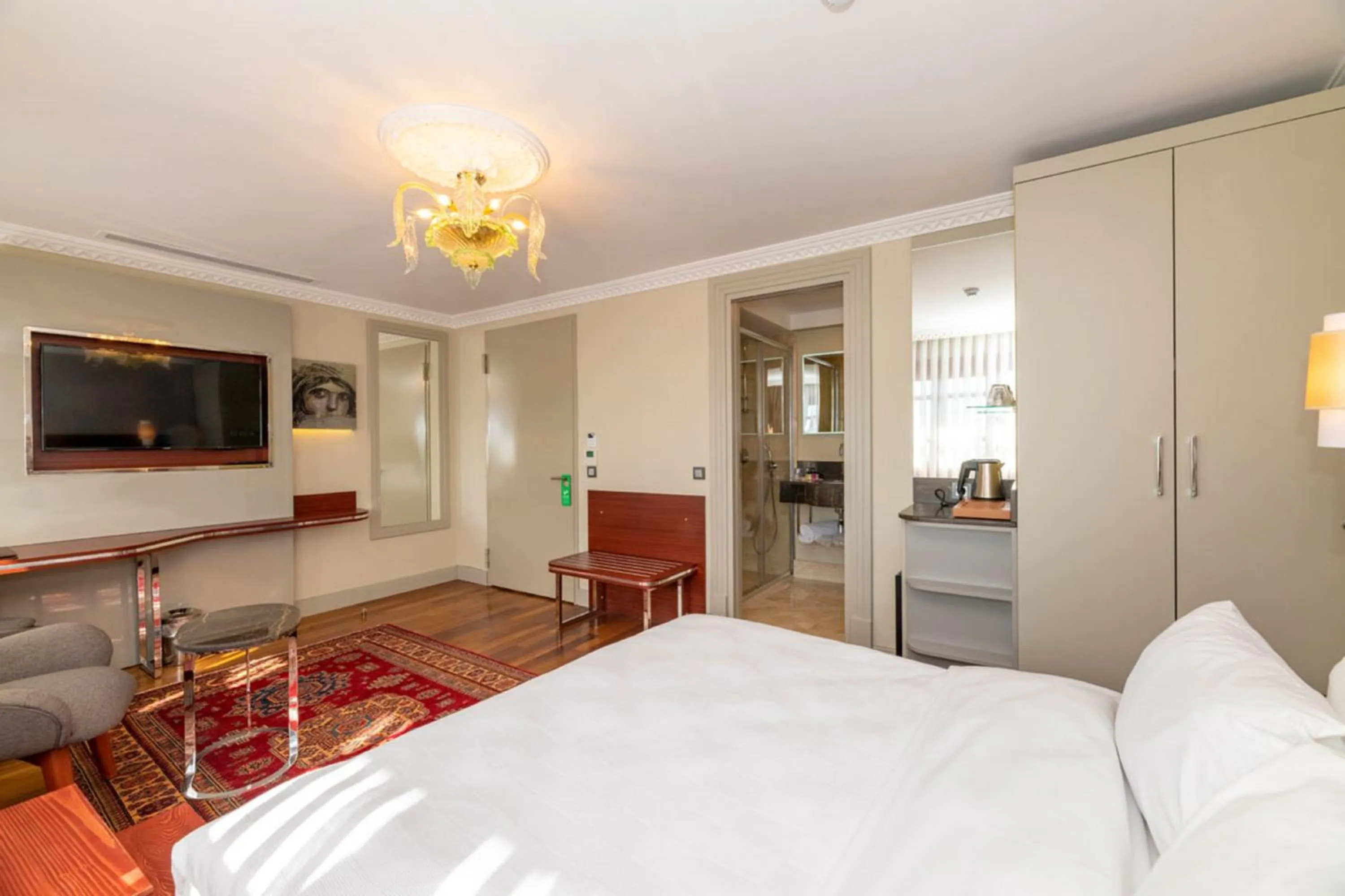 Communal lounge/ TV room, Bed in Blue Gilroy Hotel