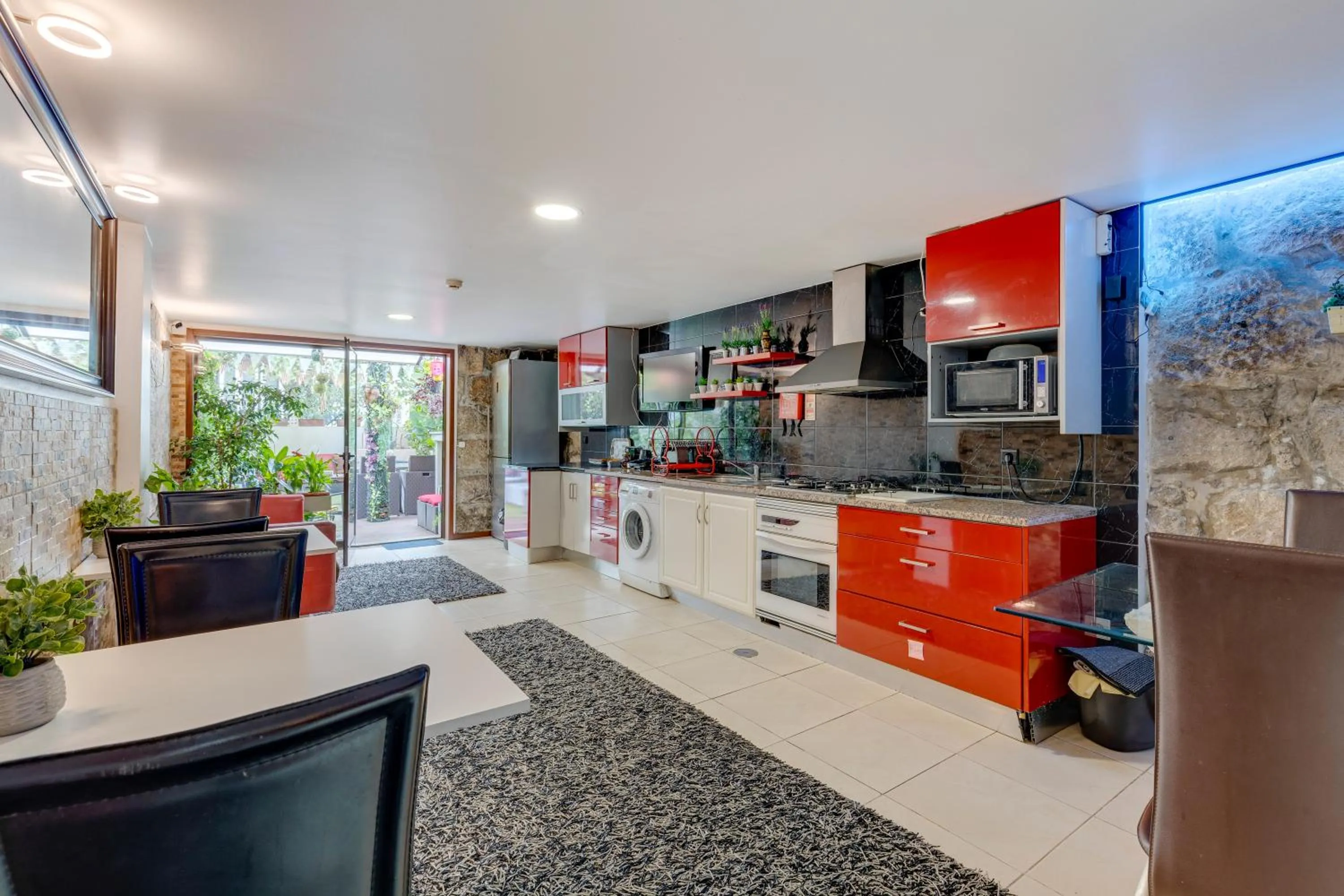 Communal lounge/ TV room in Garden in Town Hostel