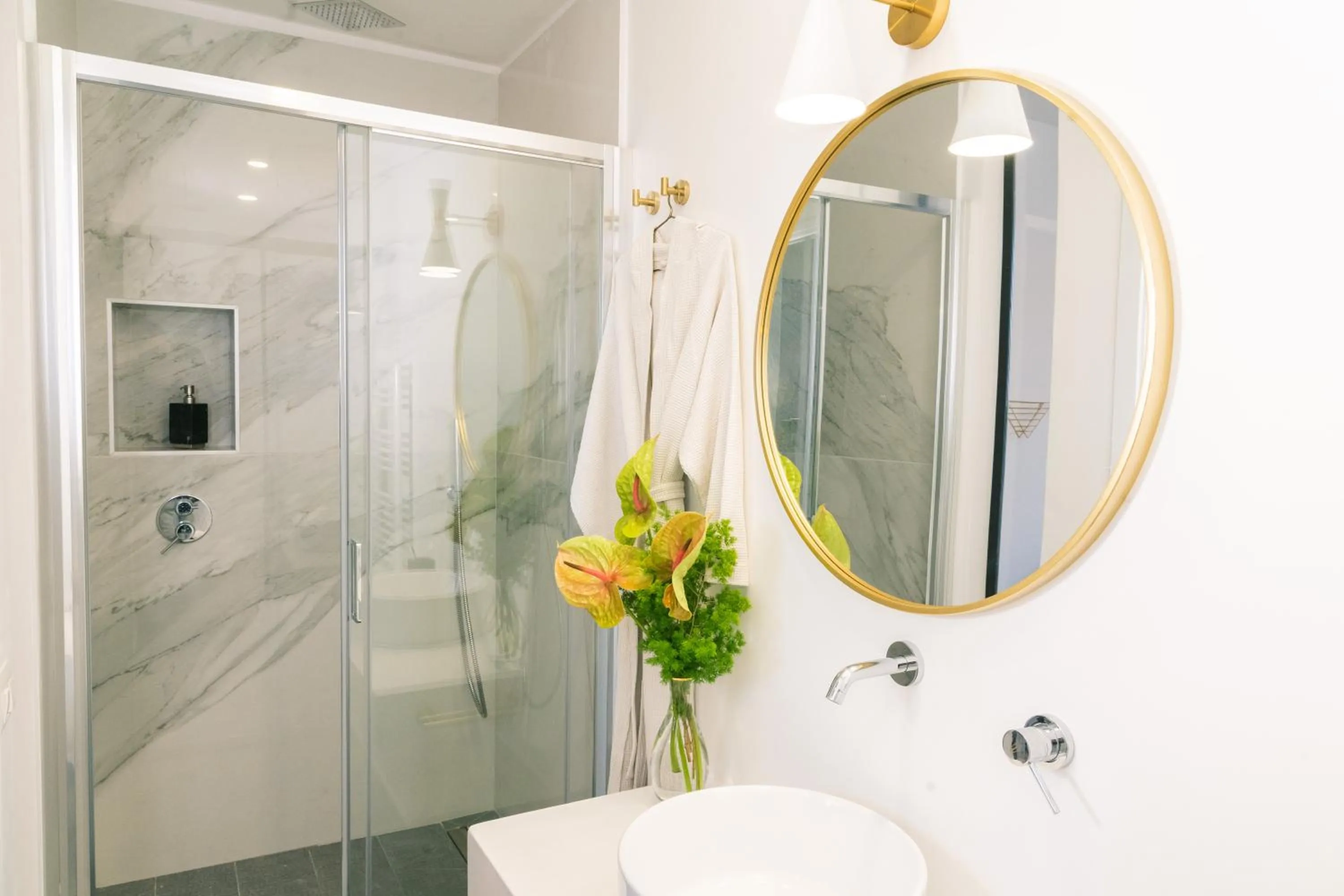 Shower in The Vista Rooms & Terrace