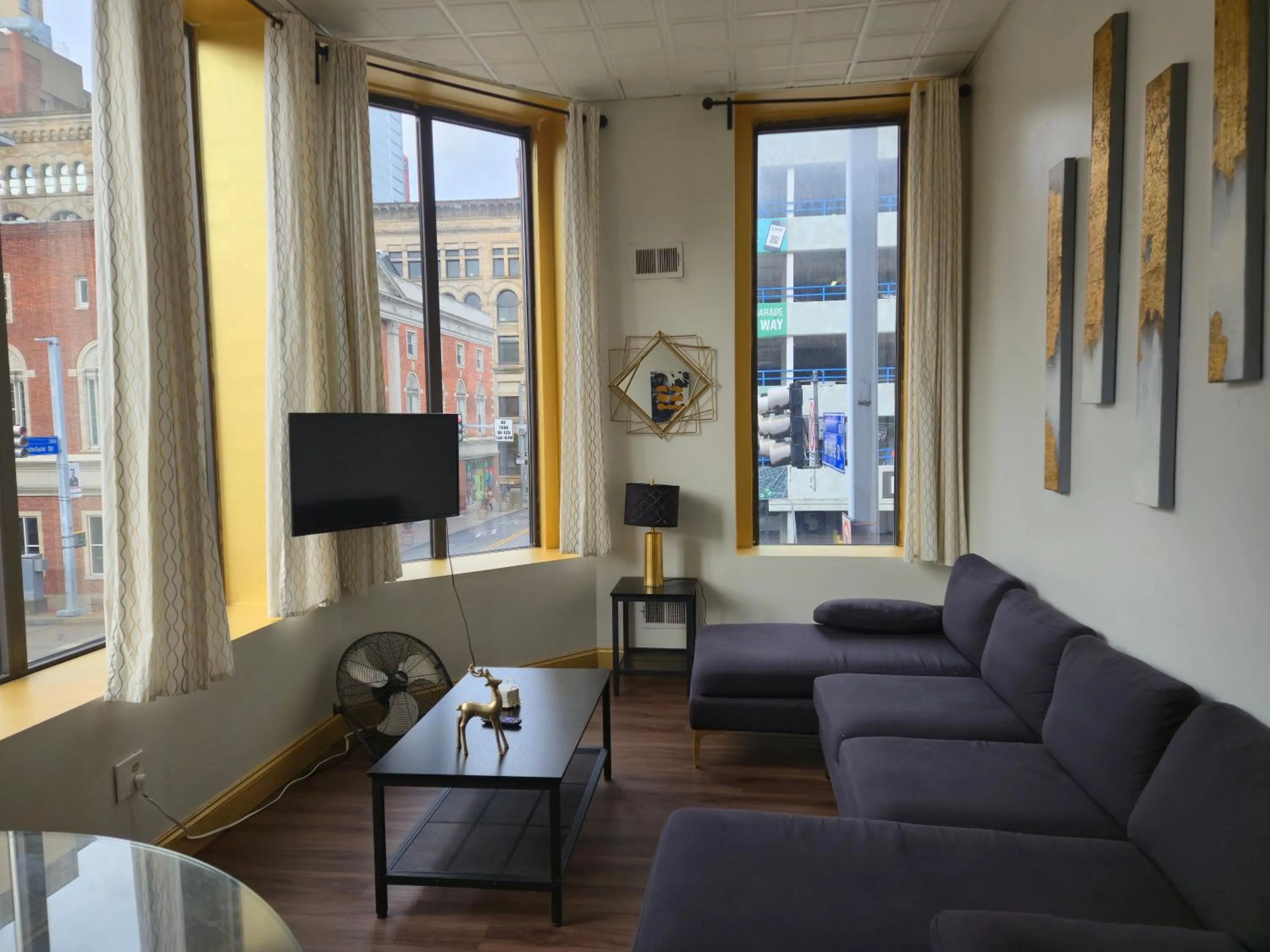 Communal lounge/ TV room in Stay Pittsburgh