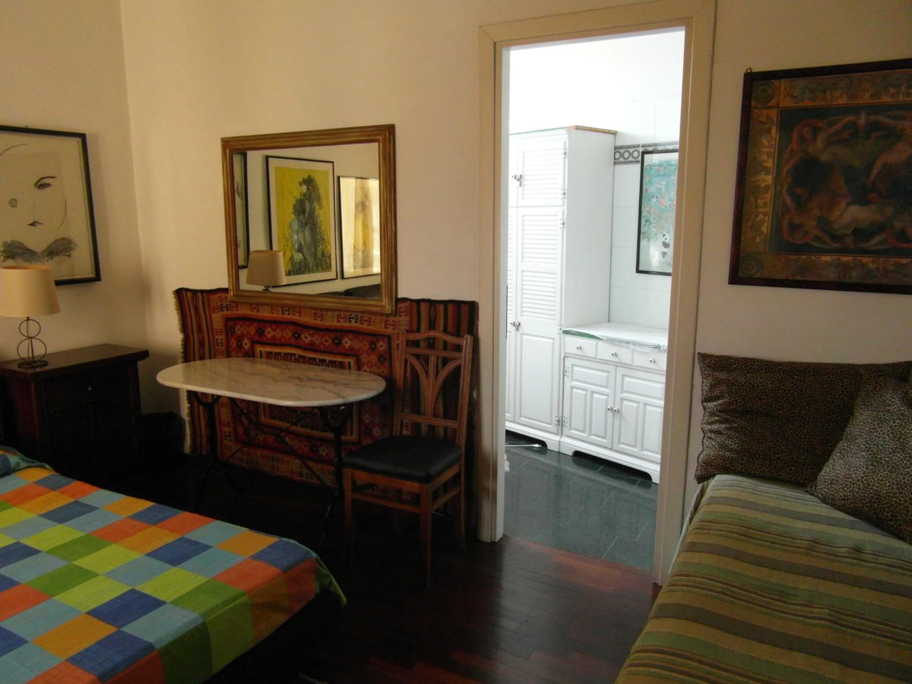 Decorative detail, Bed in Abitazione Pigneto B&B