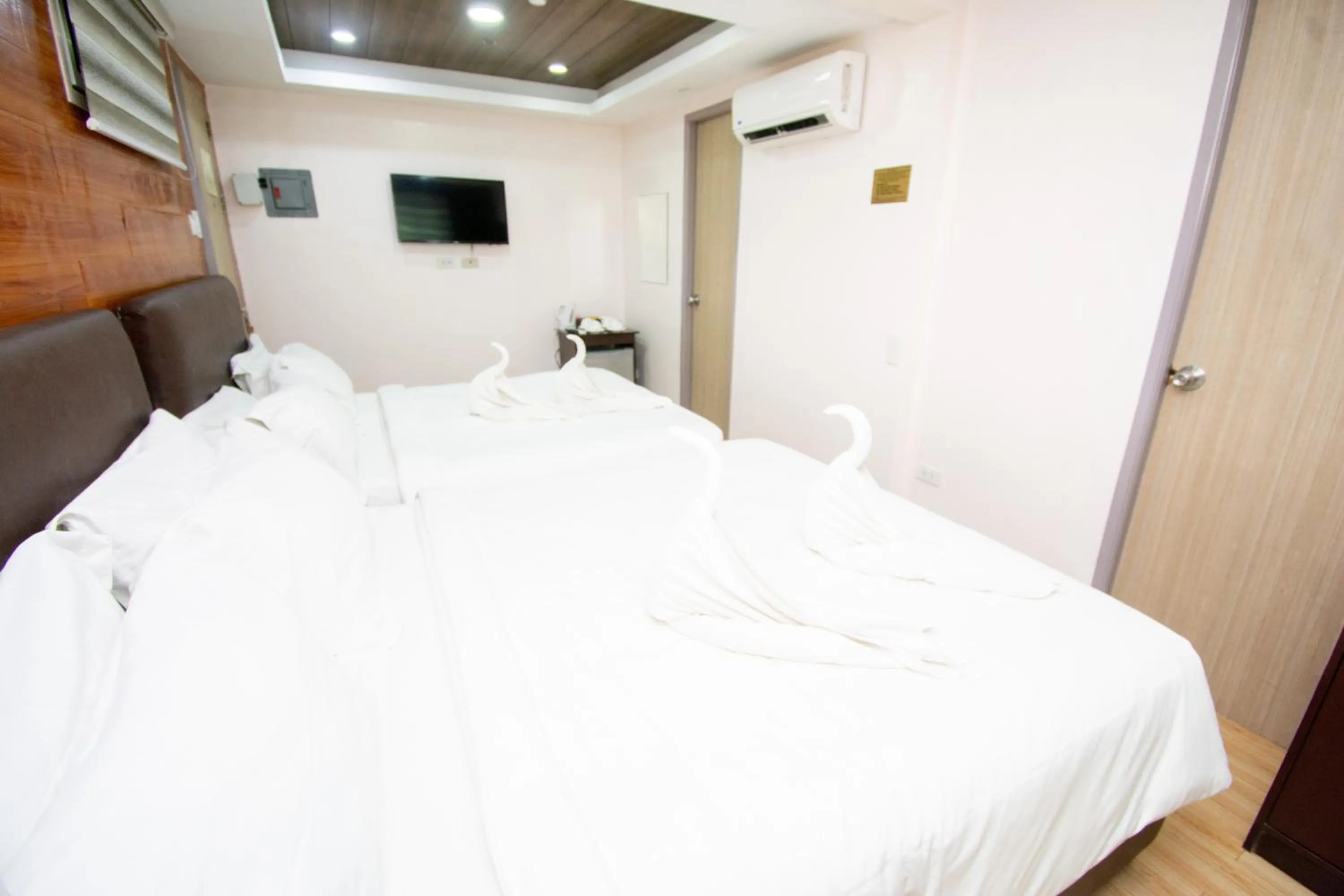 Bed in Emerald Island Hotel