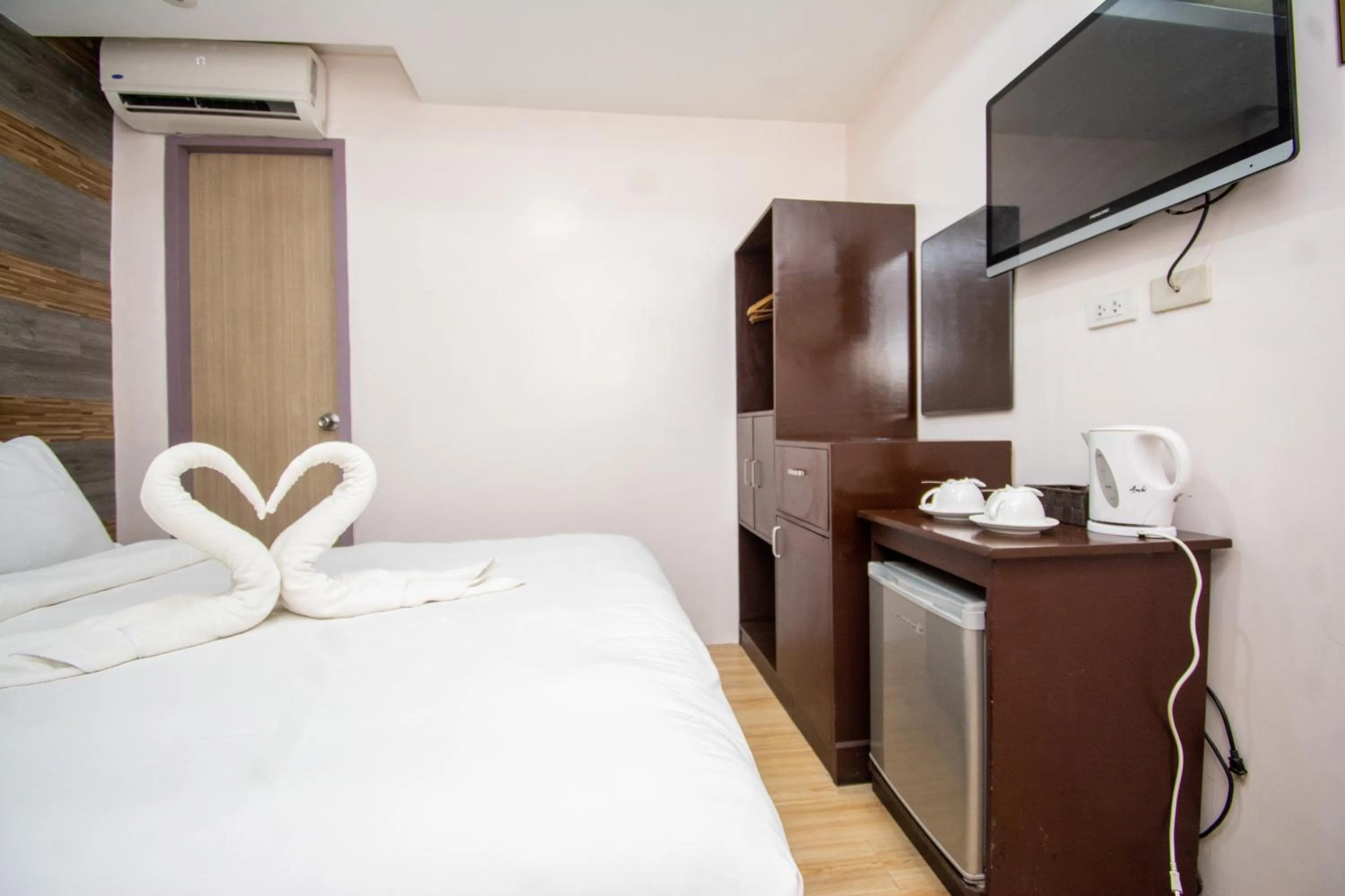 Bed in Emerald Island Hotel