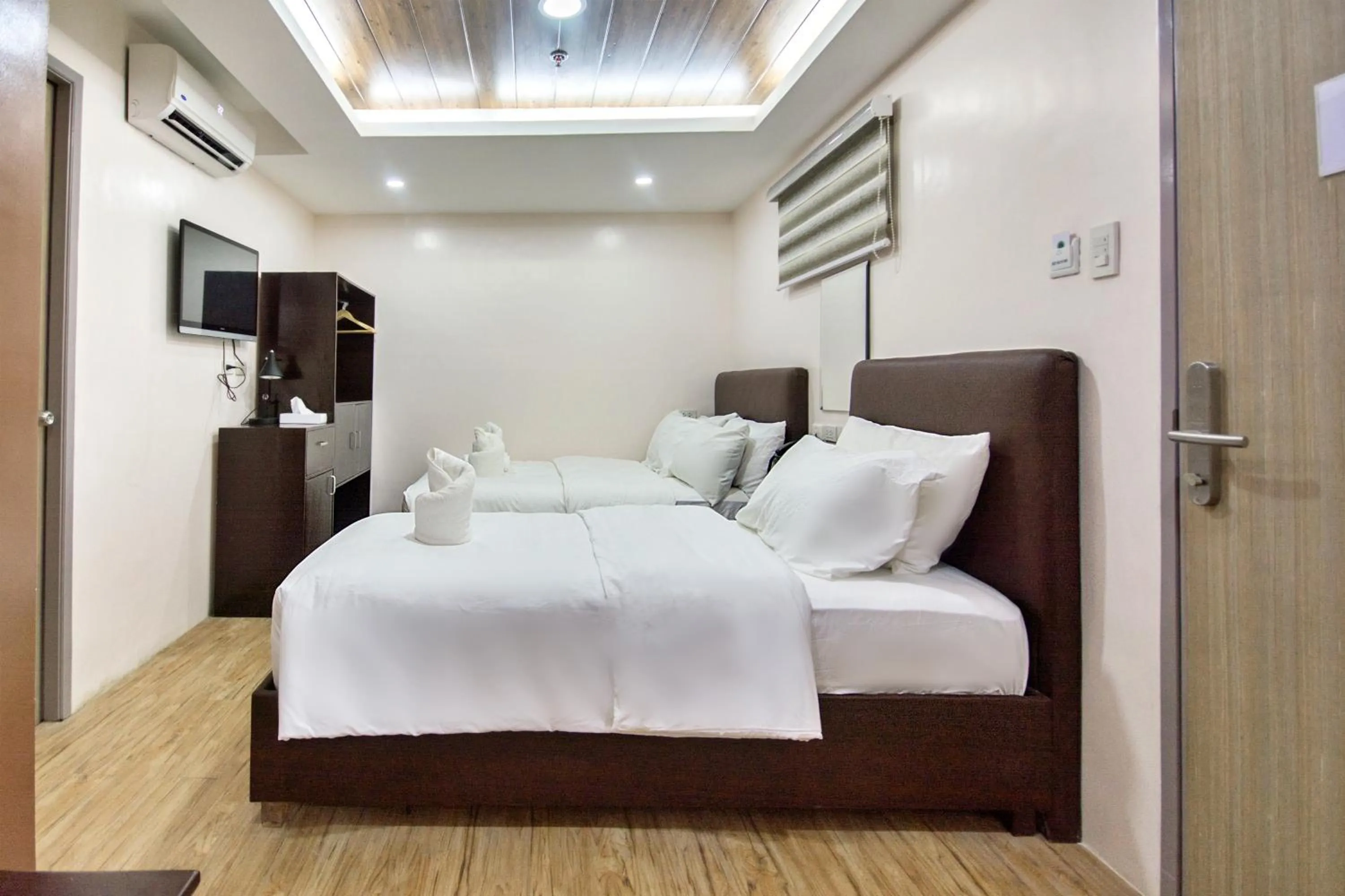 Bathroom, Bed in Emerald Island Hotel