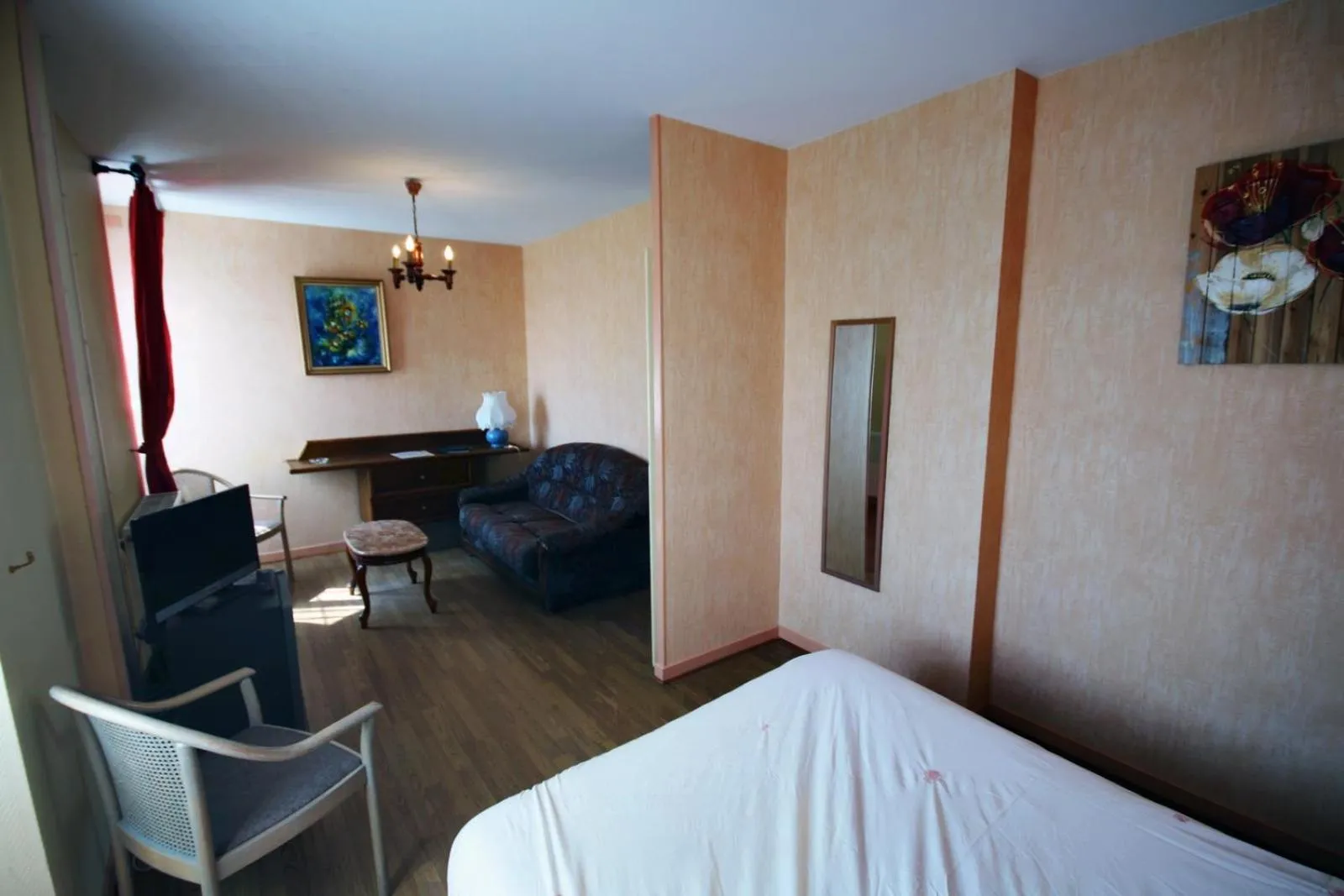 Photo of the whole room, Bed in Les Messageries