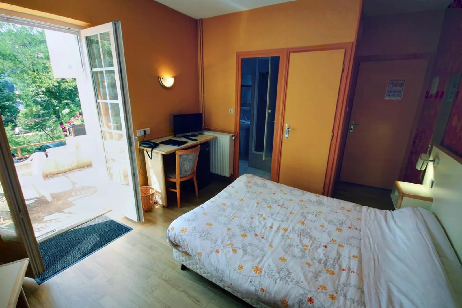 Balcony/Terrace, Bed in Les Messageries