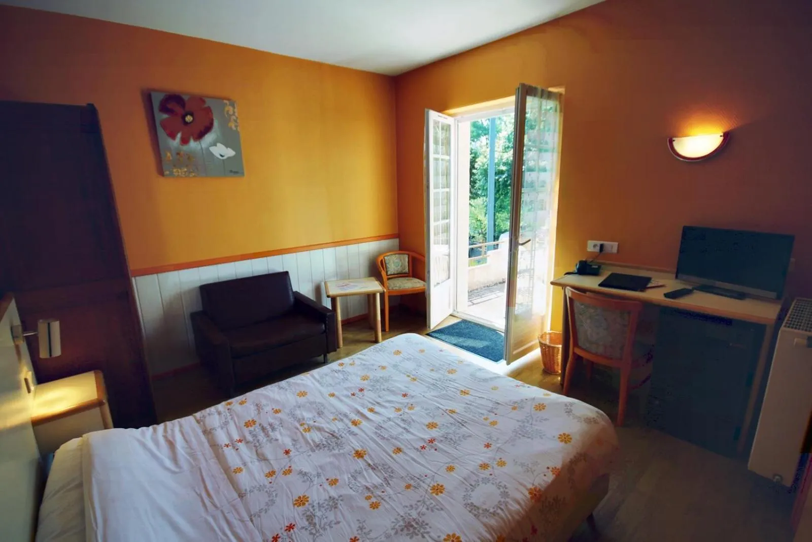 Photo of the whole room, Bed in Les Messageries