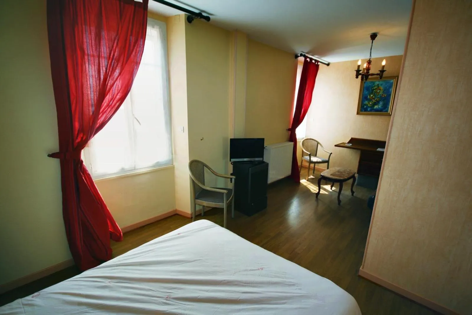 Photo of the whole room, Bed in Les Messageries