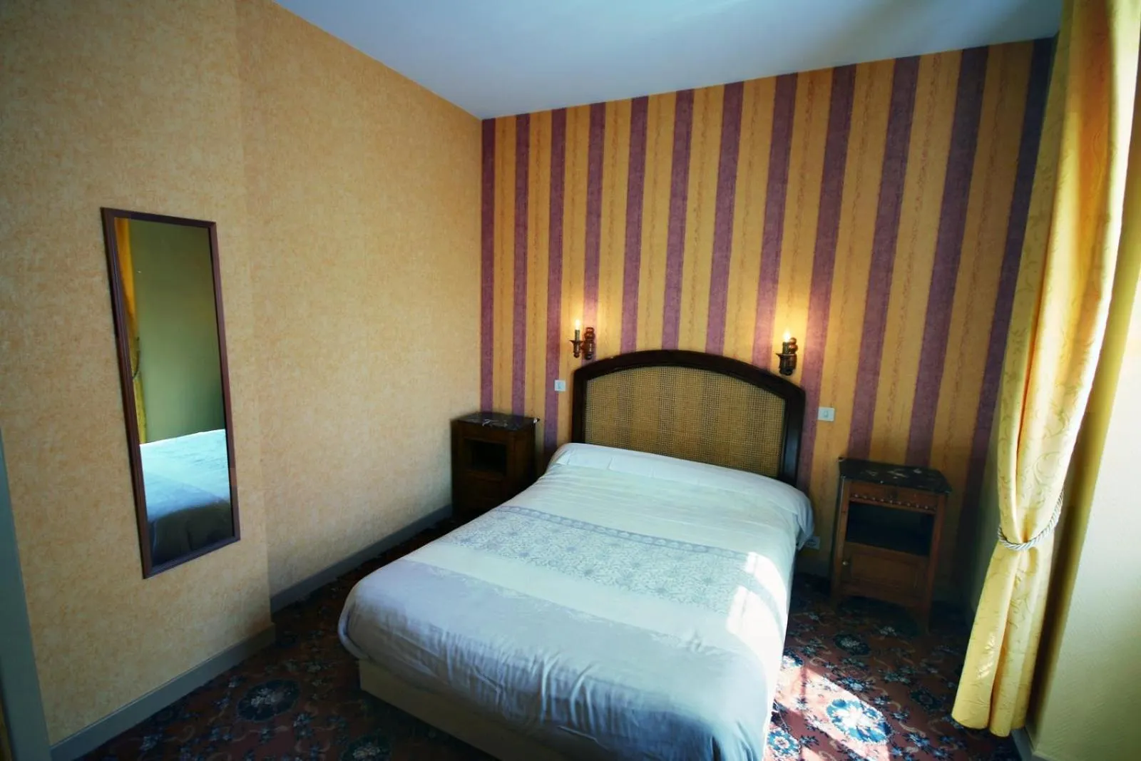Photo of the whole room, Bed in Les Messageries